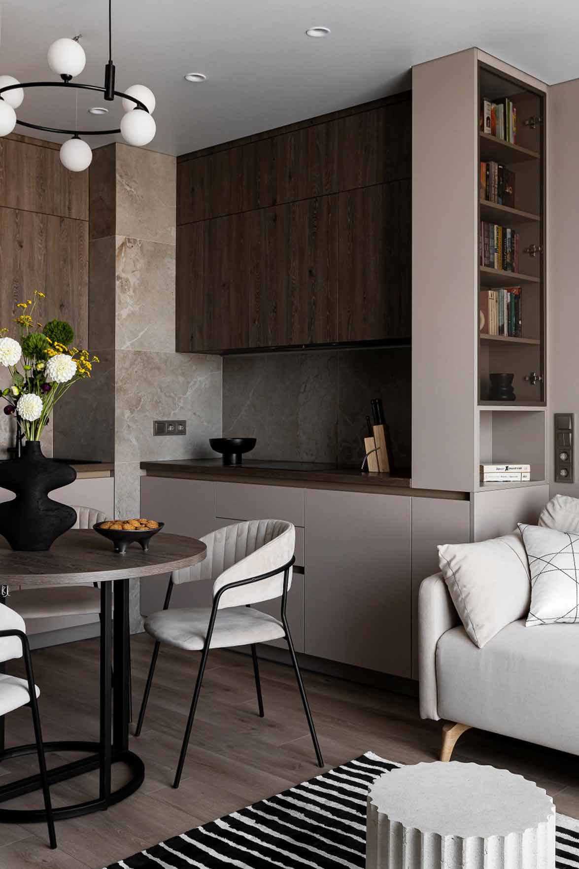 cuisine ouverte et salon avec canapé blanc et tapis noir et blanc appartement de 60m2 neutre cuisine ouverte et salon avec canapé blanc et tapis noir et blanc appartement de 60m2 neutre