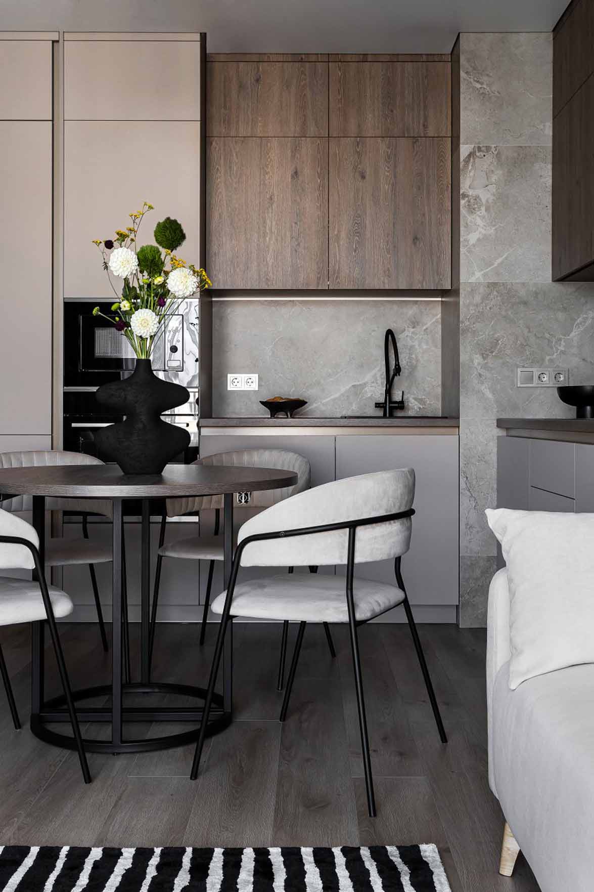 cuisine ouverte et salon avec canapé blanc et tapis noir et blanc appartement de 60m2 neutre cuisine ouverte et salon avec canapé blanc et tapis noir et blanc appartement de 60m2 neutre