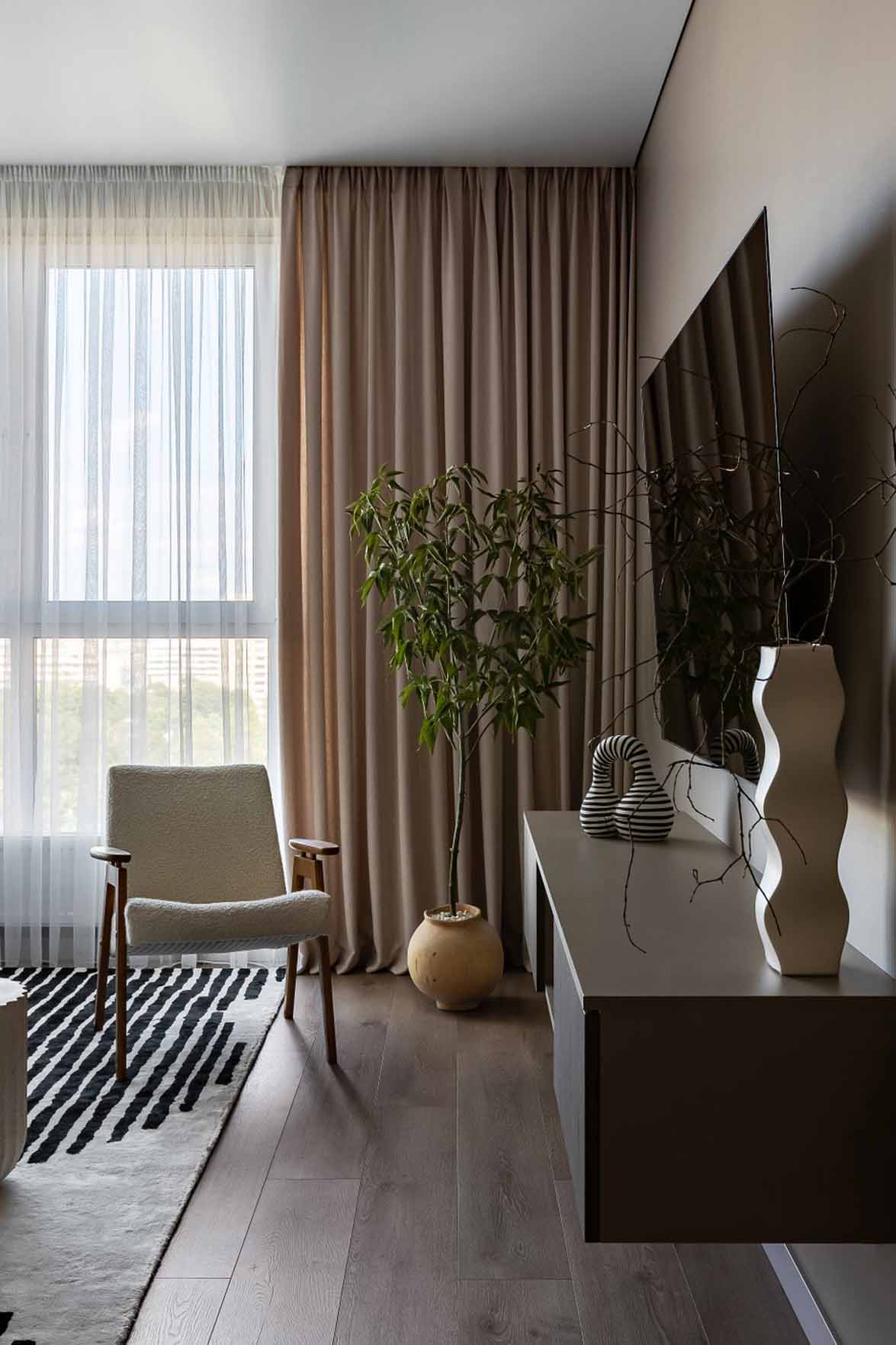 salon avec canapé blanc et tapis noir et blanc appartement de 60m2 neutre salon avec canapé blanc et tapis noir et blanc appartement de 60m2 neutre