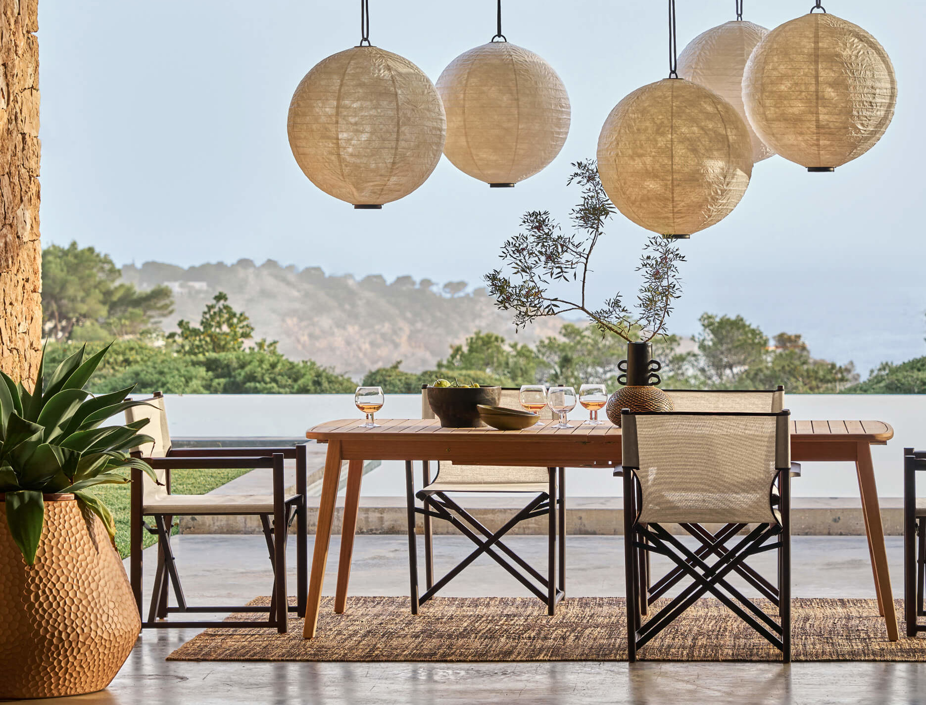 Les collections AM PM outdoor 2026 transforment la terrasse en une véritable pièce extérieure