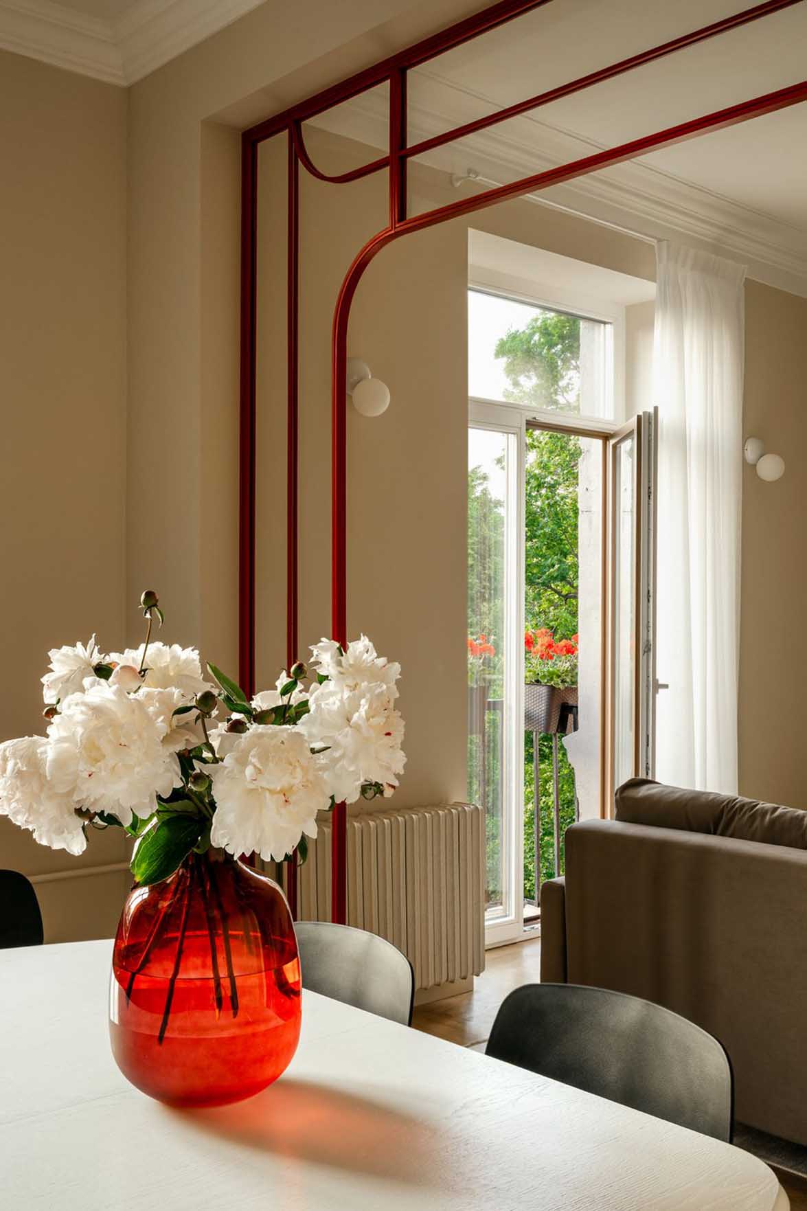 salon et salle à manger avec verrière rouge appartement 61m2 décoration vintage salon et salle à manger avec verrière rouge appartement 61m2 décoration vintage