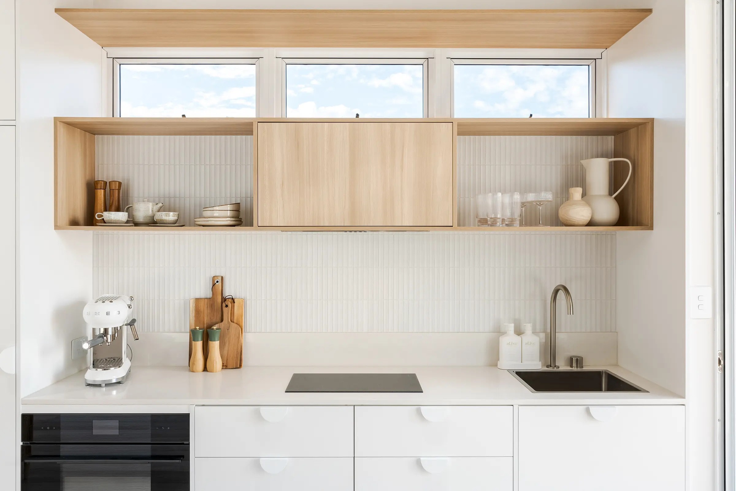 cuisine blanche et bois petite maison 56m2 Whitsunday par Arcopod cuisine blanche et bois petite maison 56m2 Whitsunday par Arcopod