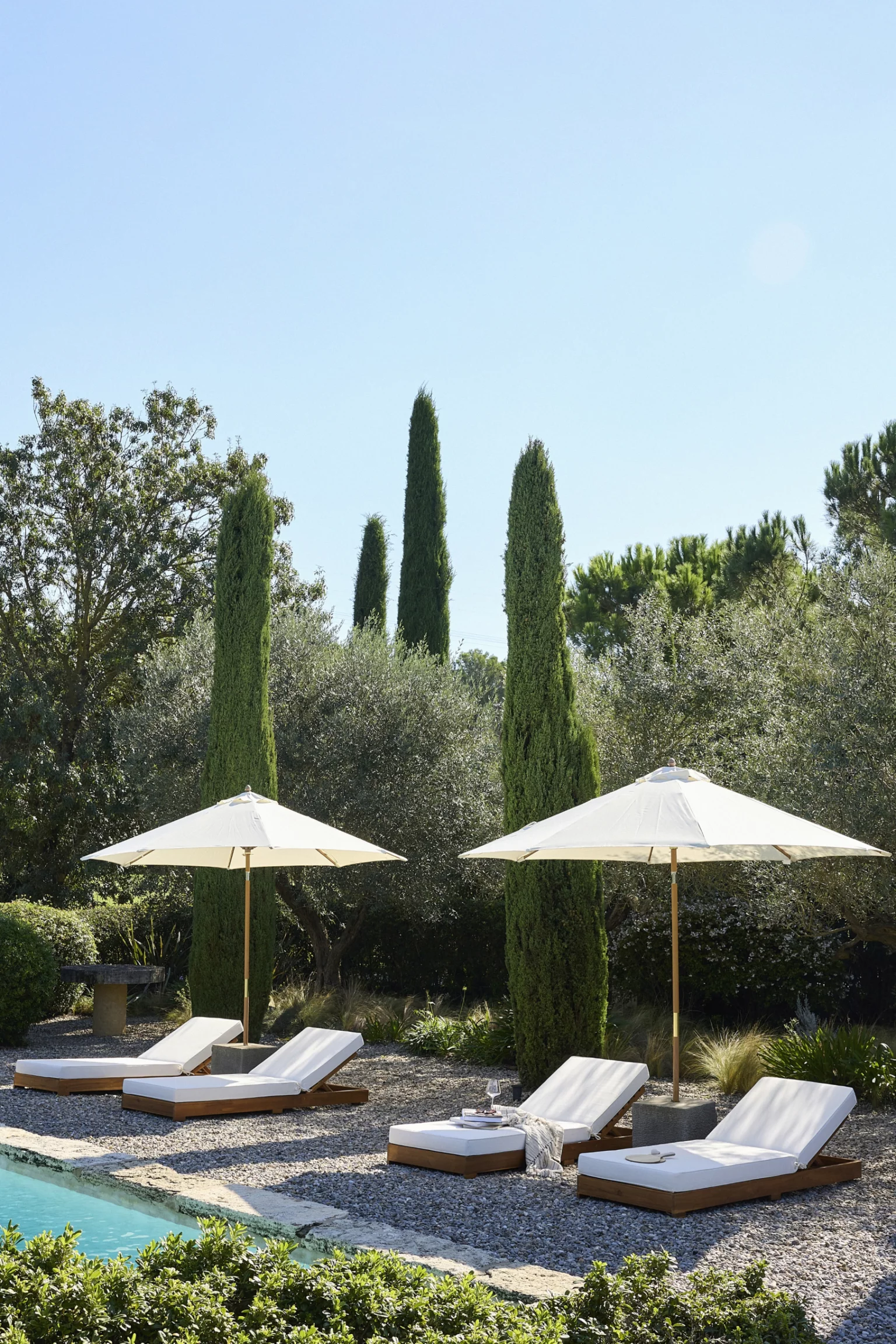 jardin avec cyprès et piscine catalogue Outdoor Maisons du Monde 2026 jardin avec cyprès et piscine catalogue Outdoor Maisons du Monde 2026