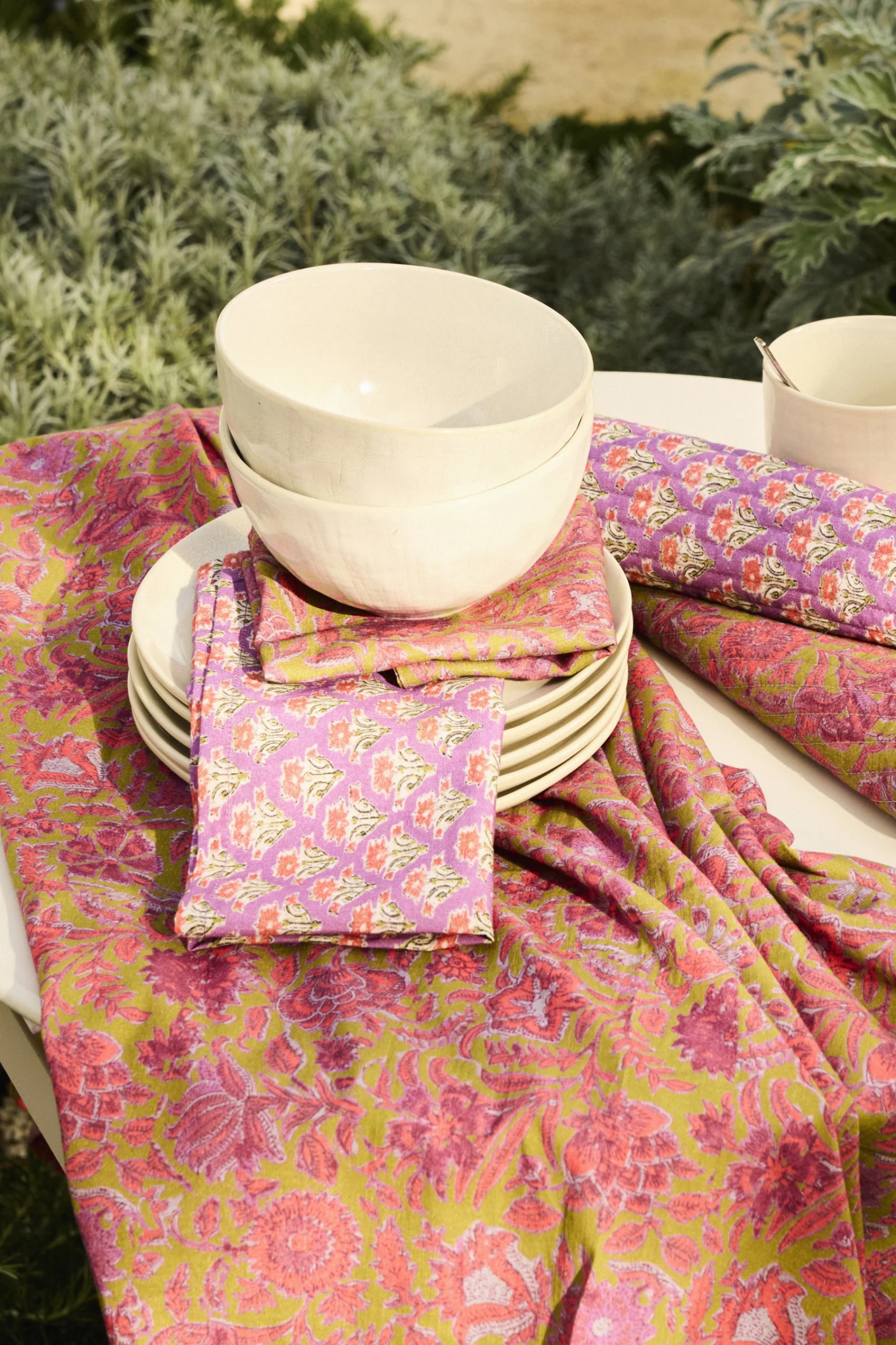 vaisselle sur nappe provençale catalogue Outdoor Maisons du Monde 2026 vaisselle sur nappe provençale catalogue Outdoor Maisons du Monde 2026