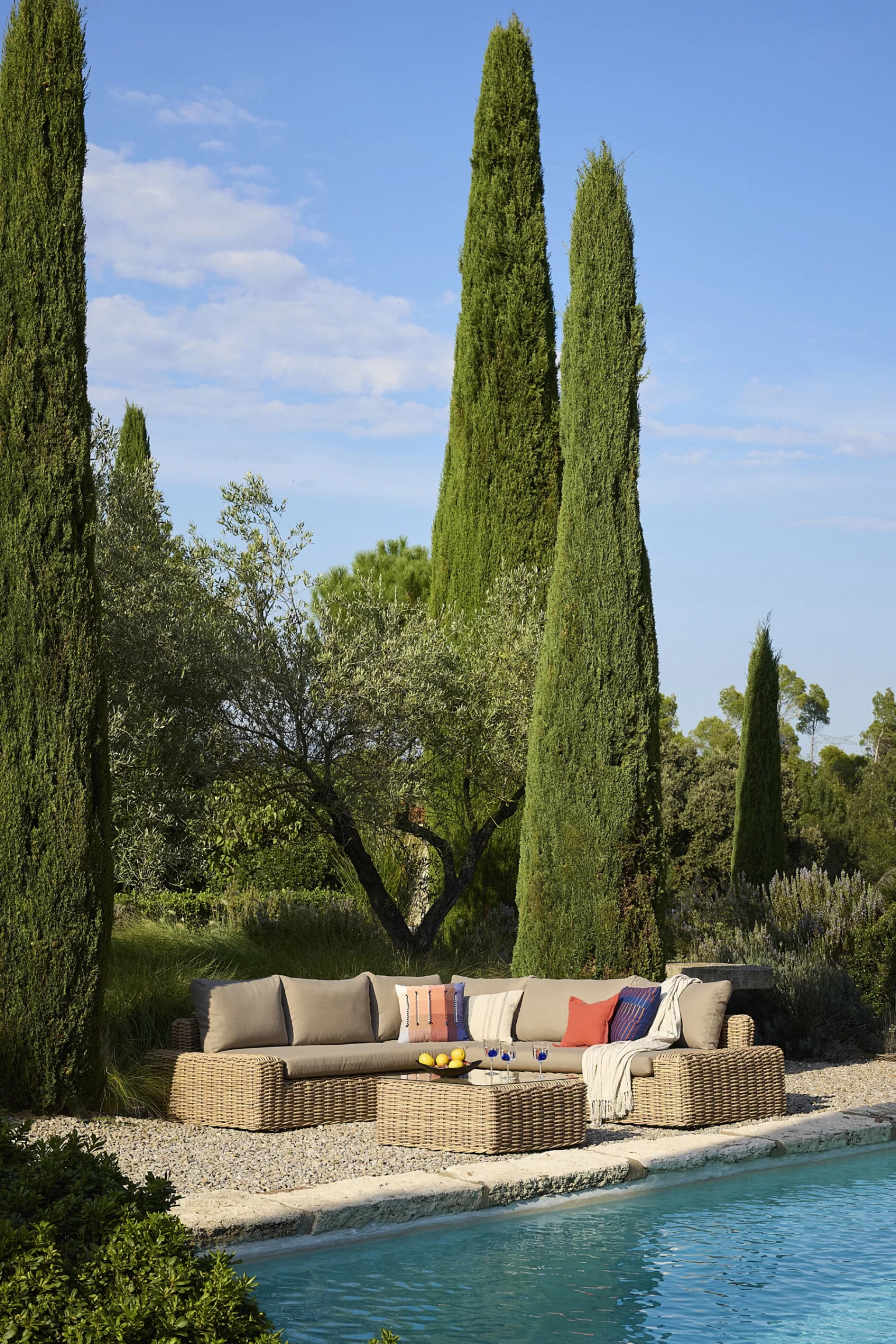 jardin avec cyprès et piscine catalogue Outdoor Maisons du Monde 2026 jardin avec cyprès et piscine catalogue Outdoor Maisons du Monde 2026