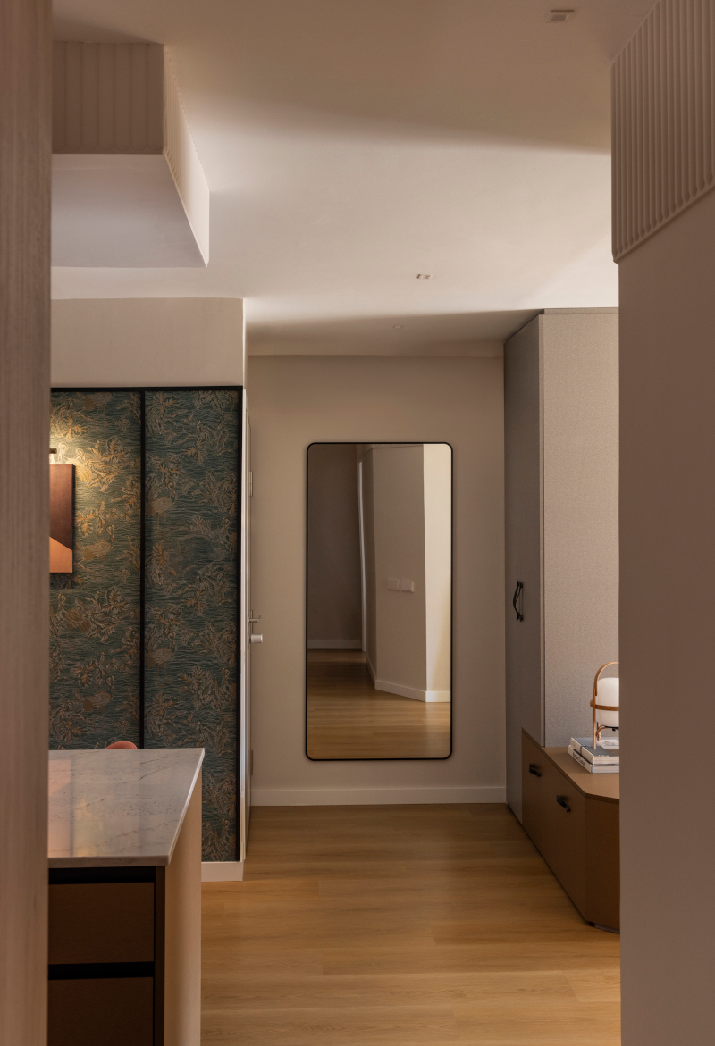 entrée avec miroir dressing sur mesure et banc décoration contemporaine appartement rénové 70m2