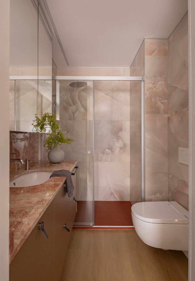 salle de bain marbre rose décoration contemporaine appartement rénové 70m2