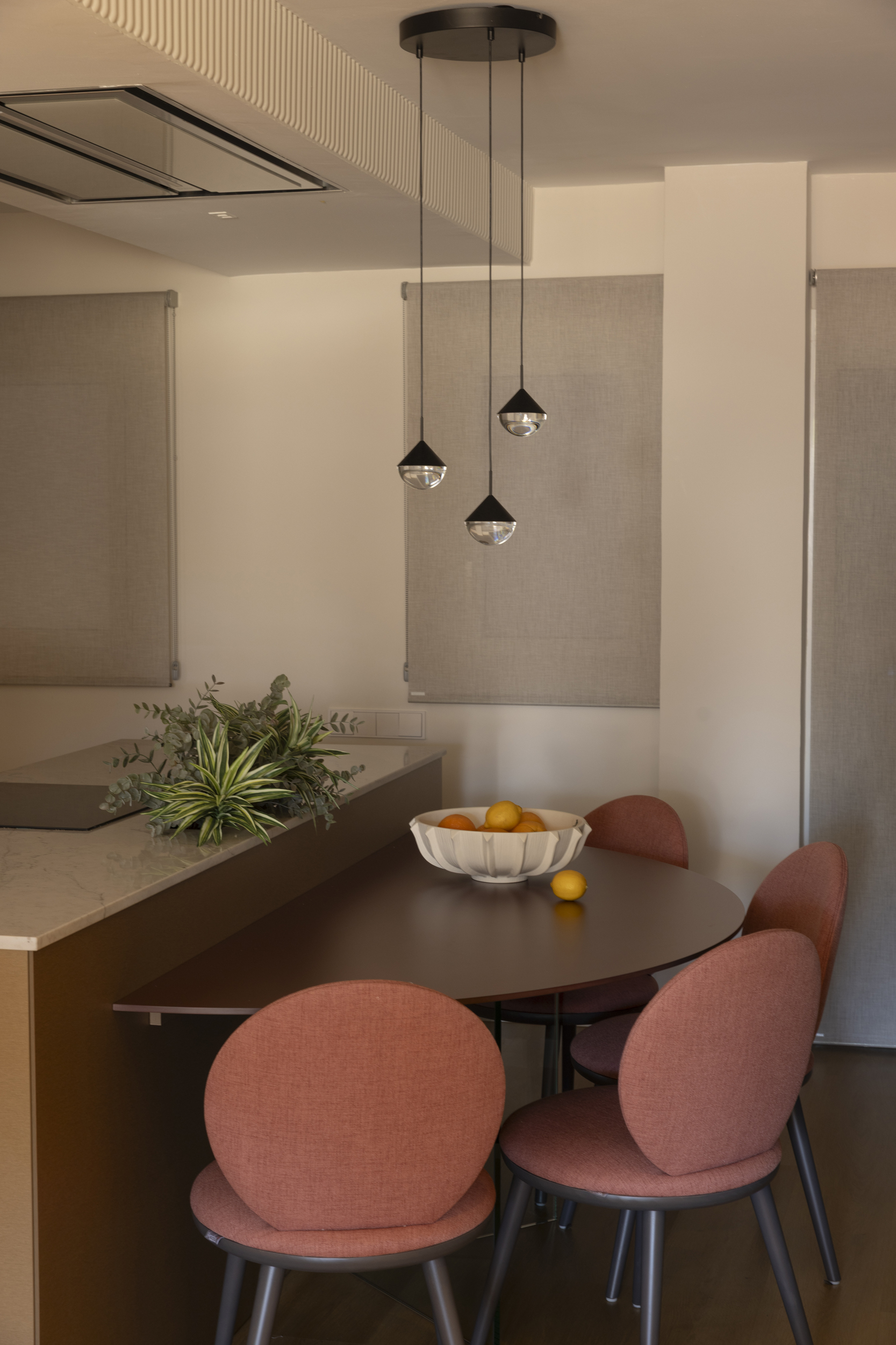 cuisine avec coin repas décoration contemporaine appartement rénové 70m2