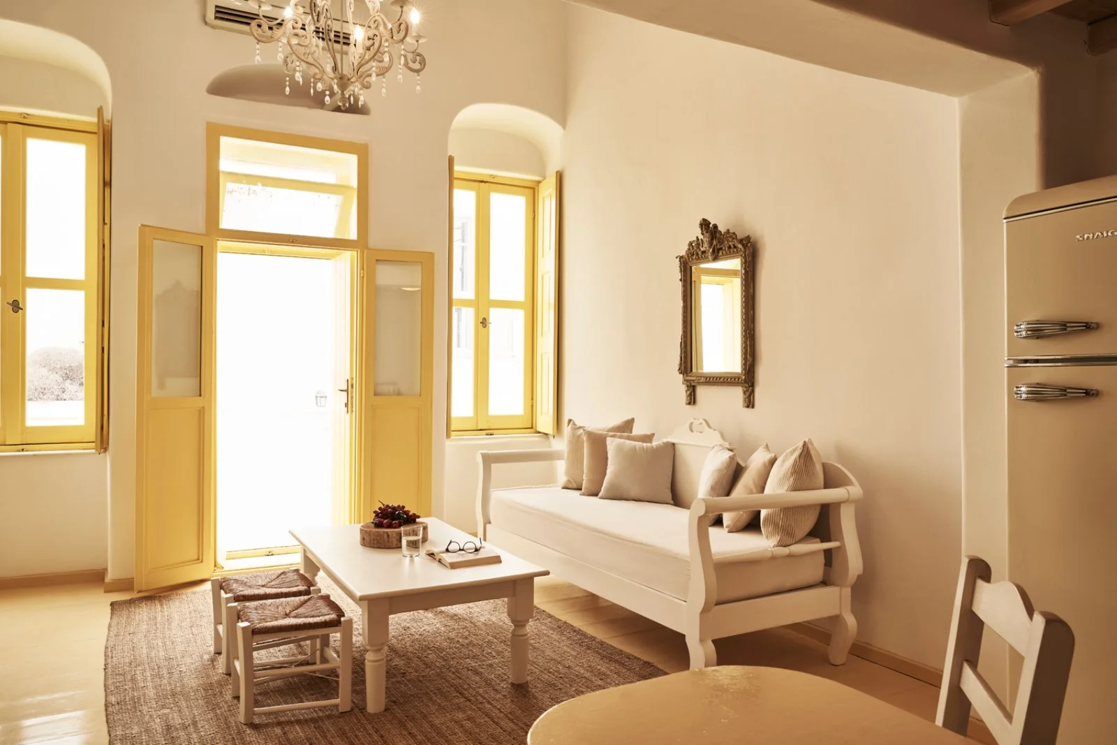 salon décoration rustique maison de ville Mykonos