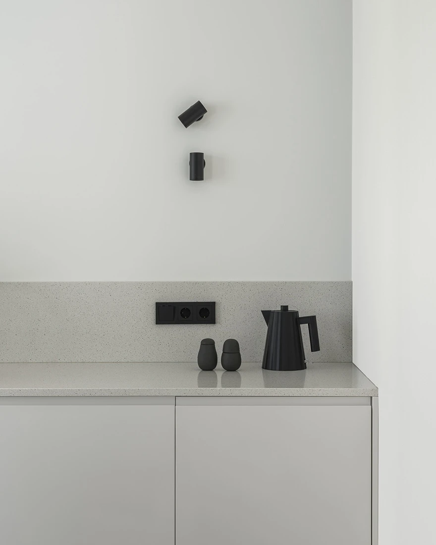 cuisine ouverte petit appartement studio 35m2 noir et blanc design