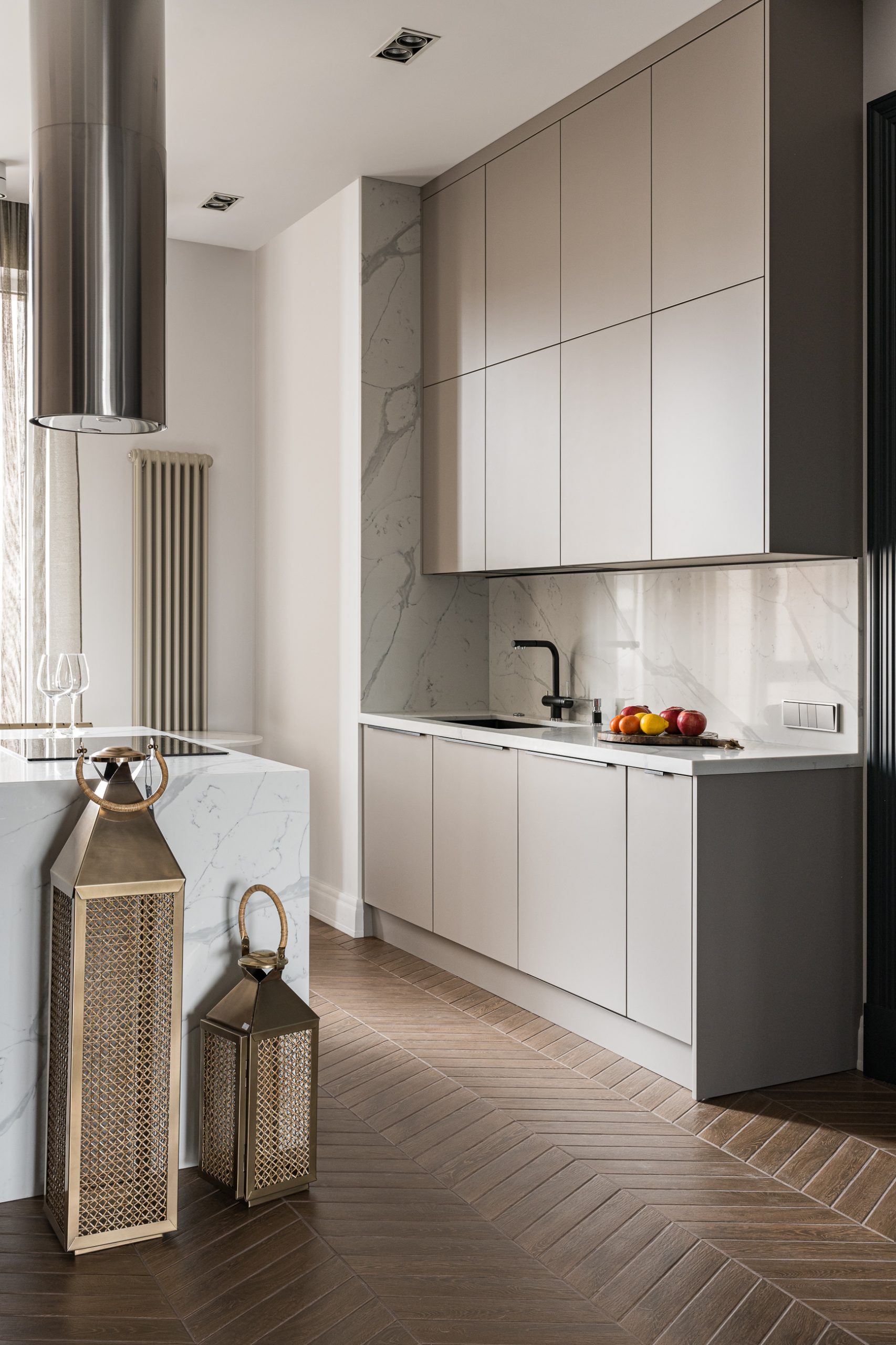 cuisine design avec îlot marbre et parquet appartement décoration contemporaine