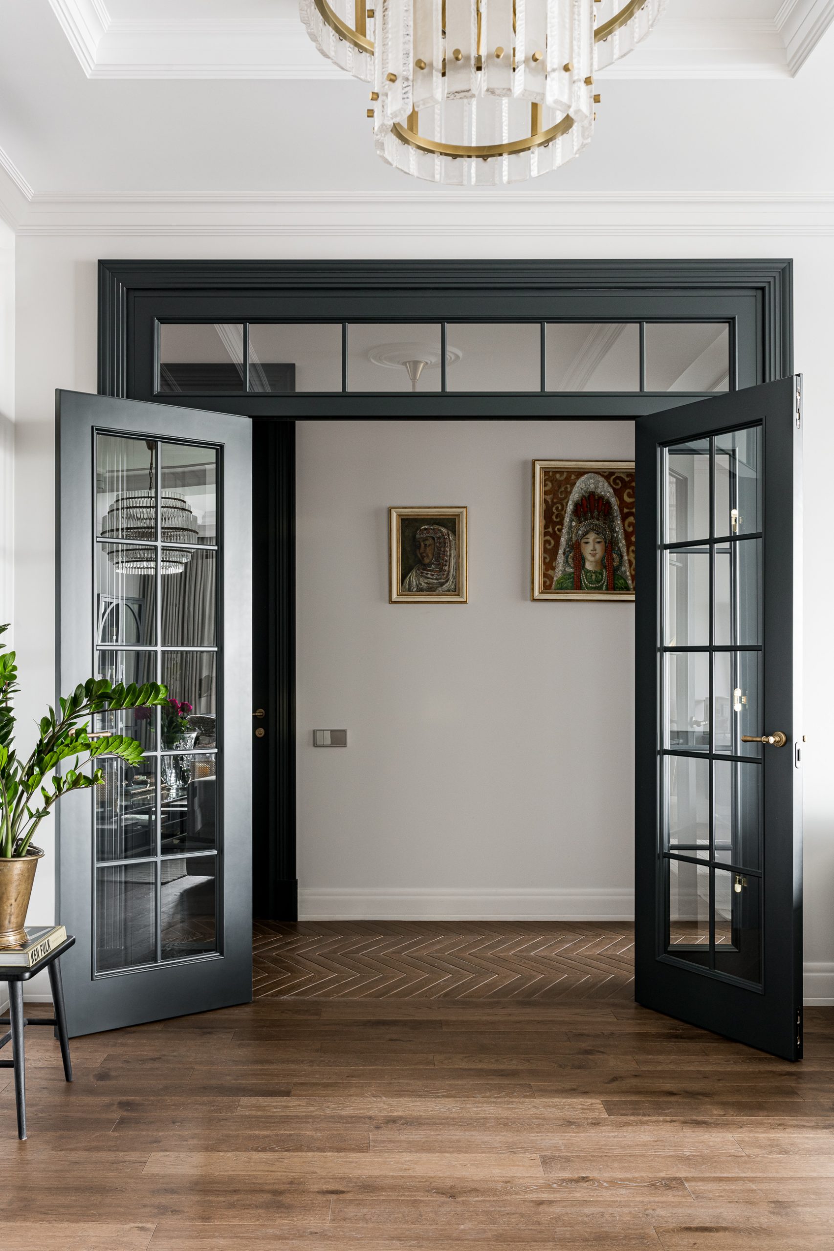 salon portes vitrées noires appartement décoration contemporaine