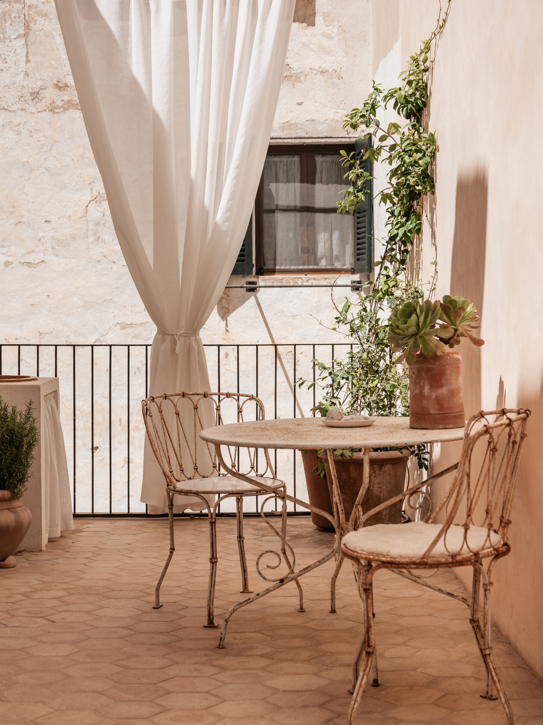 terrasse maison ancienne Majorque décoration rustique chic tons beiges terrasse maison ancienne Majorque décoration rustique chic tons beiges