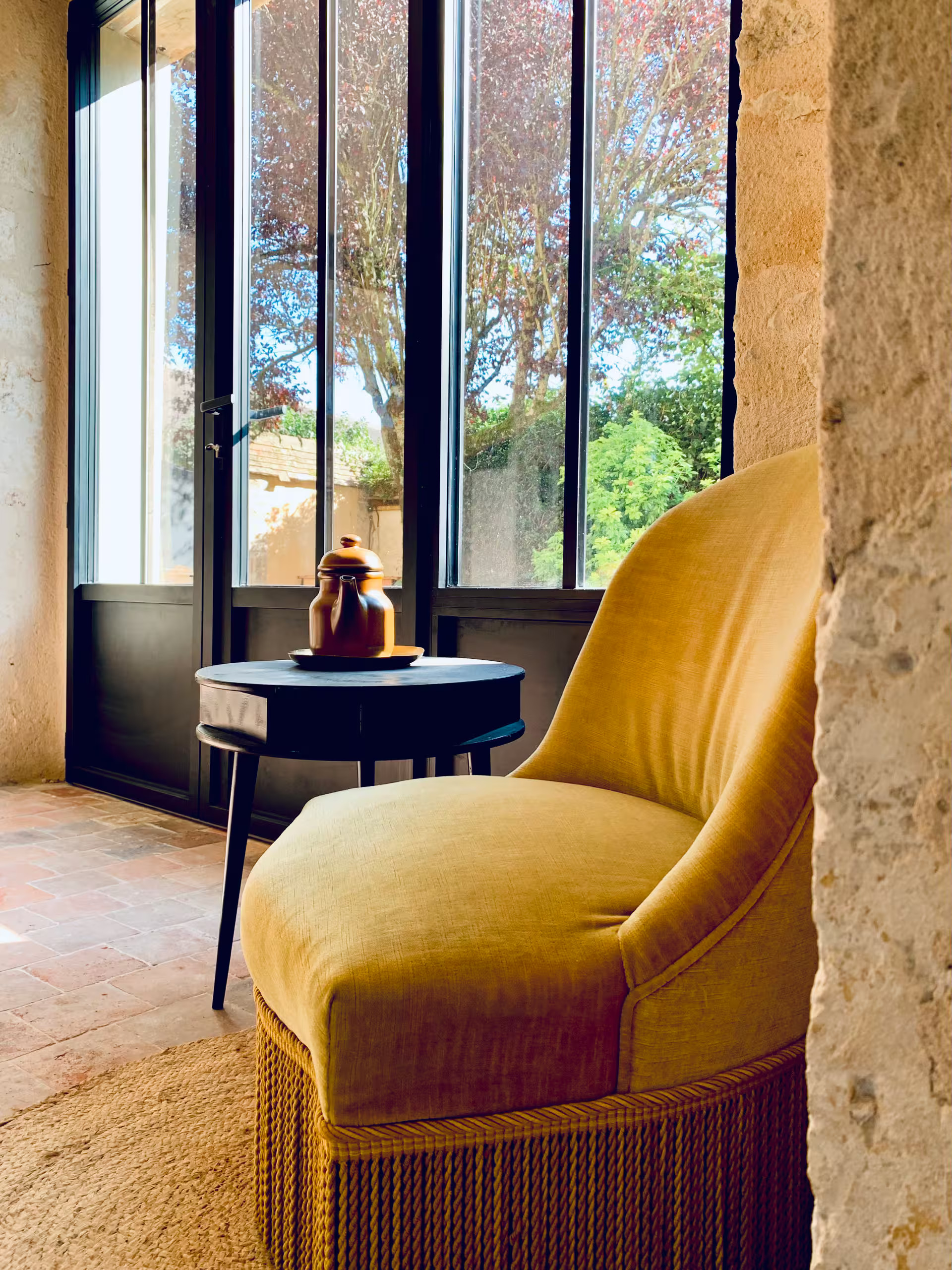 entrée avec fauteuil cabriolet velours jaune et verrière maison de charme dans le Perche décoration rustique chic et contemporaine La Clef des Champs entrée avec fauteuil cabriolet velours jaune et verrière maison de charme dans le Perche décoration rustique chic et contemporaine La Clef des Champs