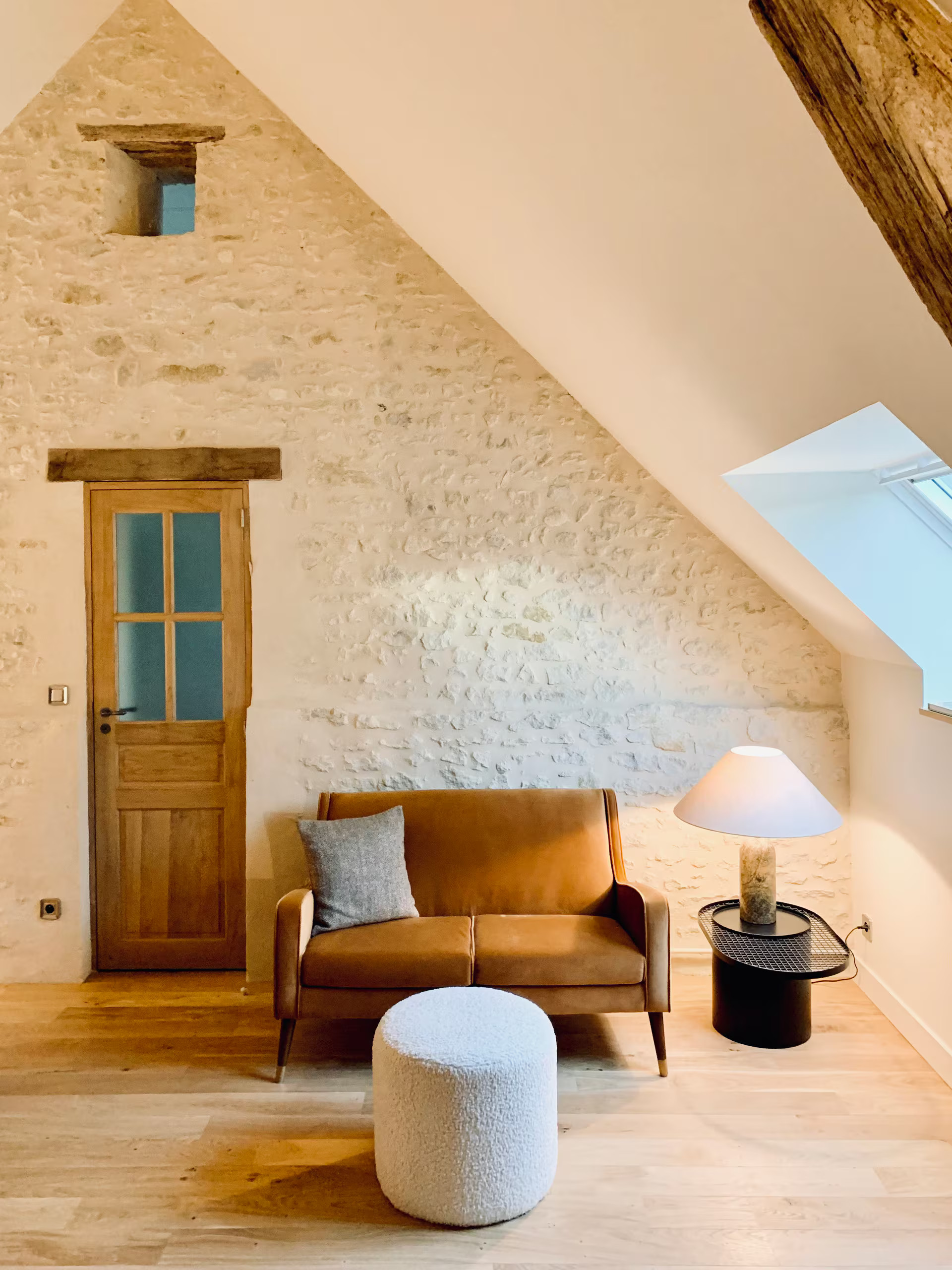 petit salon mansardé avec poutre maison de charme dans le Perche décoration rustique chic et contemporaine La Clef des Champs petit salon mansardé avec poutre maison de charme dans le Perche décoration rustique chic et contemporaine La Clef des Champs