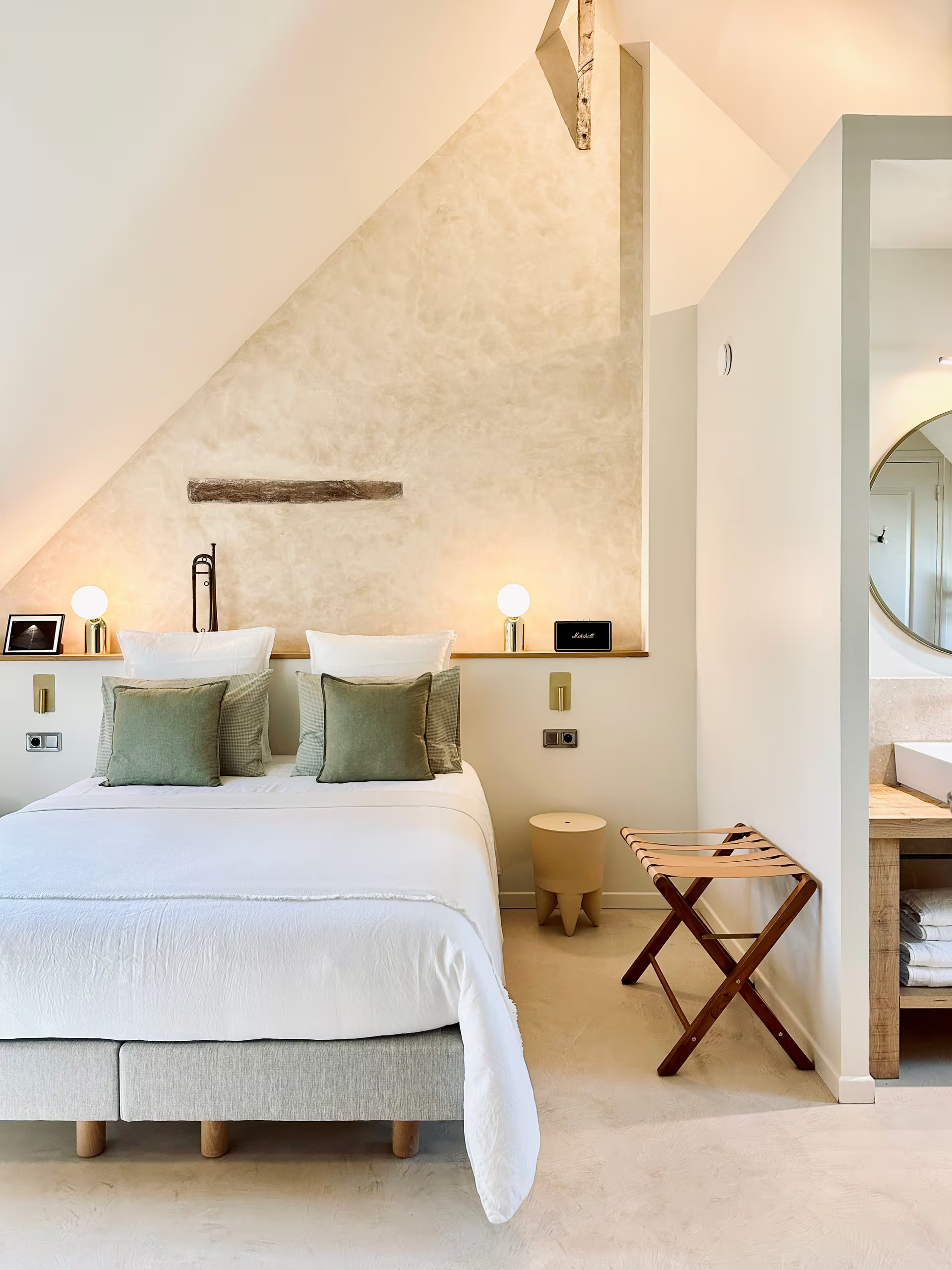 chambre mansardée avec salle de bain maison de charme dans le Perche décoration rustique chic et contemporaine La Clef des Champs chambre mansardée avec salle de bain maison de charme dans le Perche décoration rustique chic et contemporaine La Clef des Champs