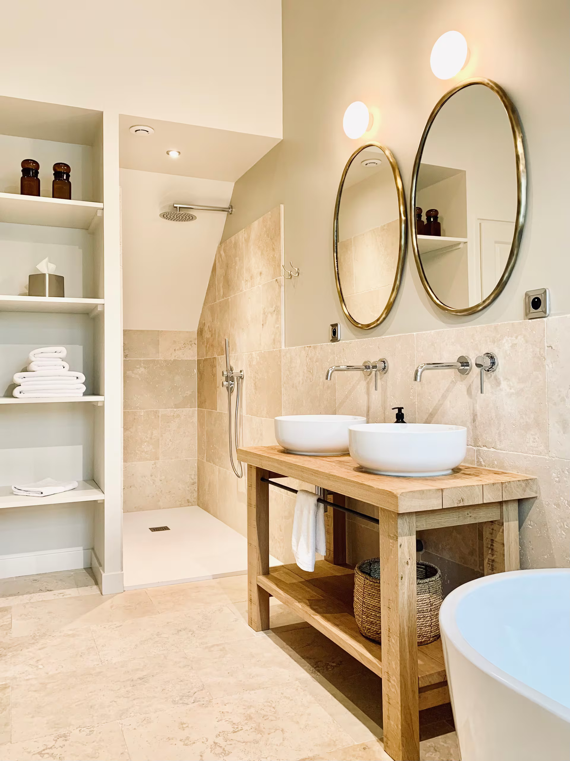 salle de bain mansardée maison de charme dans le Perche décoration rustique chic et contemporaine La Clef des Champs salle de bain mansardée maison de charme dans le Perche décoration rustique chic et contemporaine La Clef des Champs