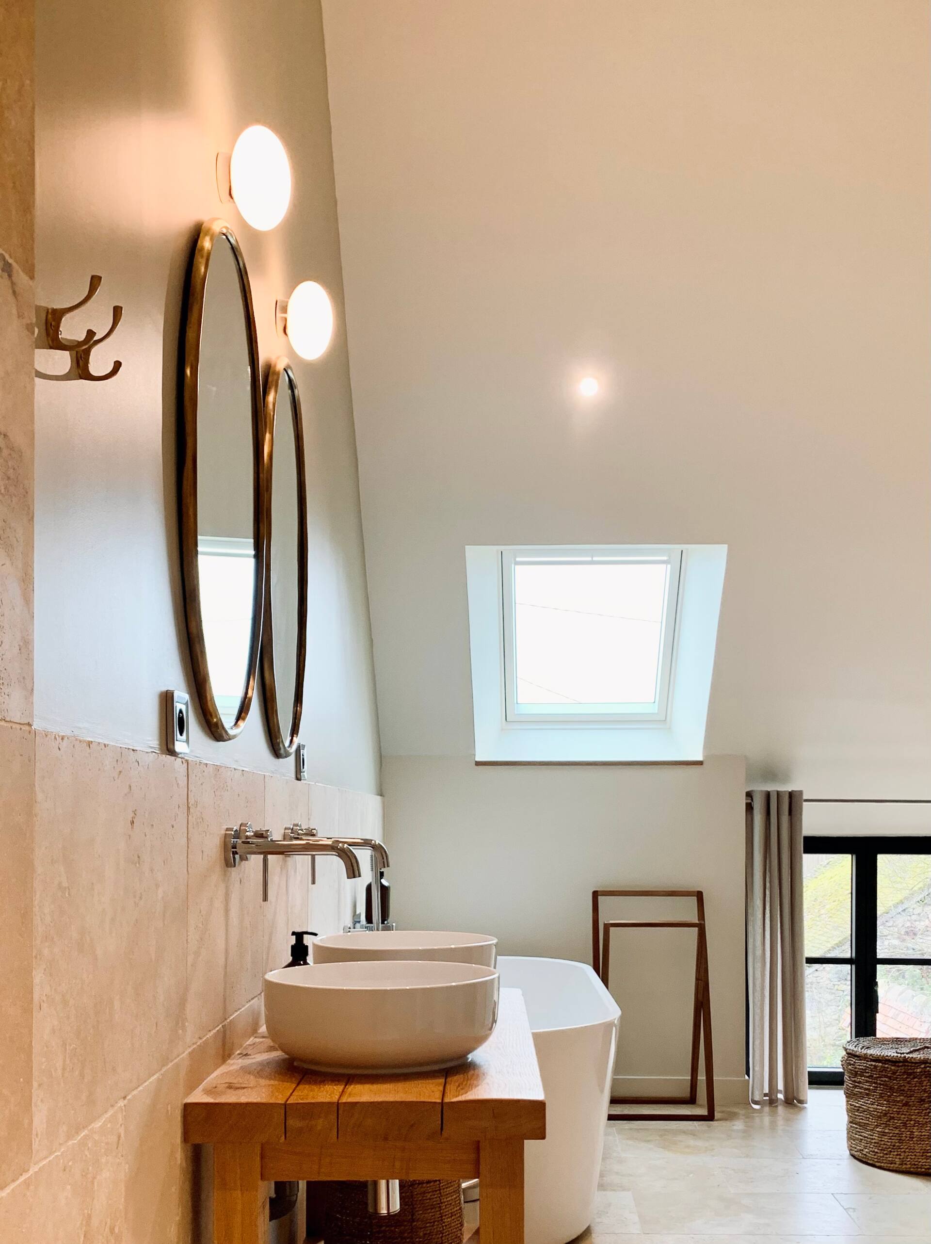 salle de bain mansardée maison de charme dans le Perche décoration rustique chic et contemporaine La Clef des Champs salle de bain mansardée maison de charme dans le Perche décoration rustique chic et contemporaine La Clef des Champs