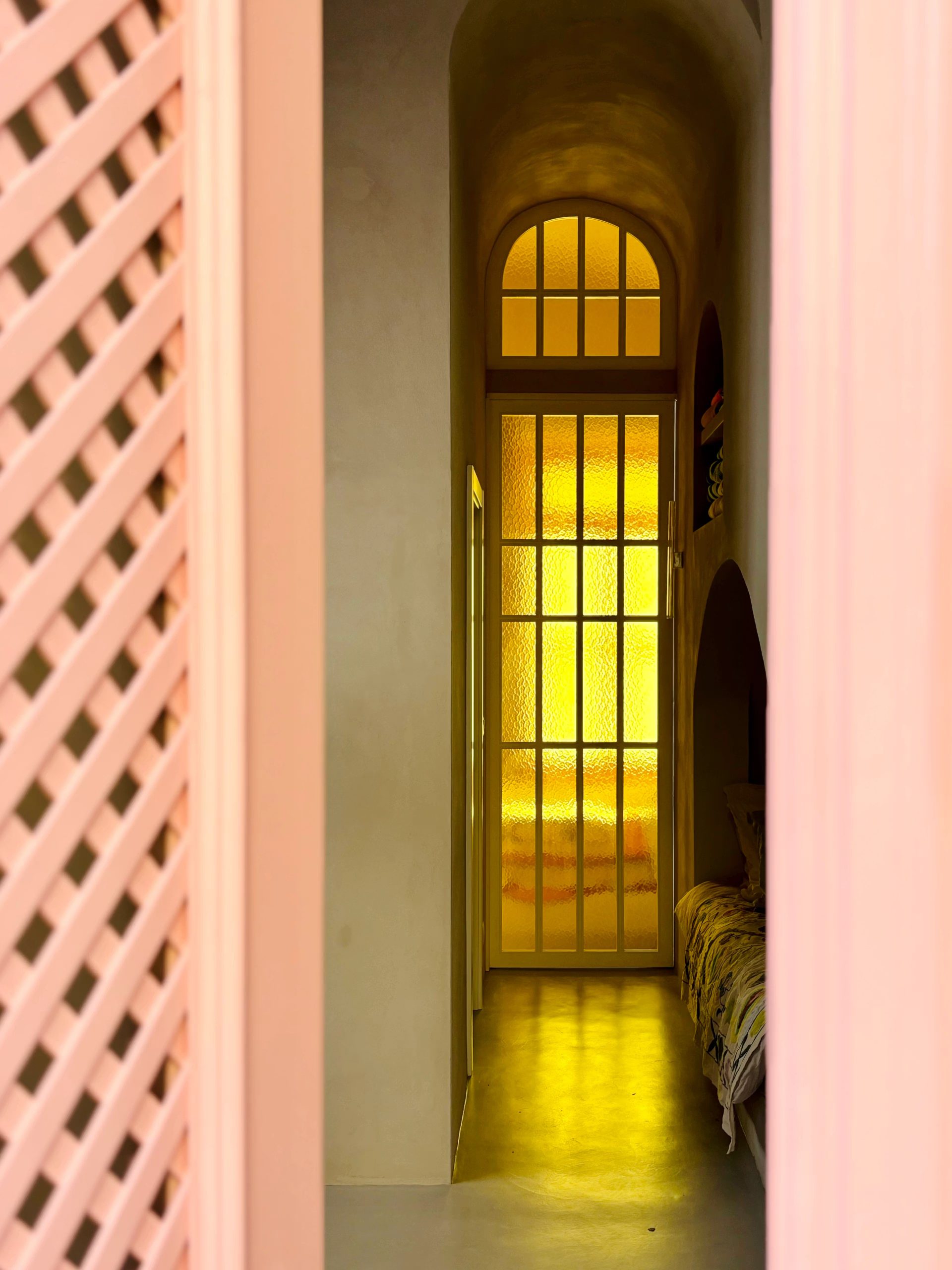 entrée porte vitrée jaune décoration pastel maison rénovée Portugal “Casinha Bloom” entrée porte vitrée jaune décoration pastel maison rénovée Portugal “Casinha Bloom”