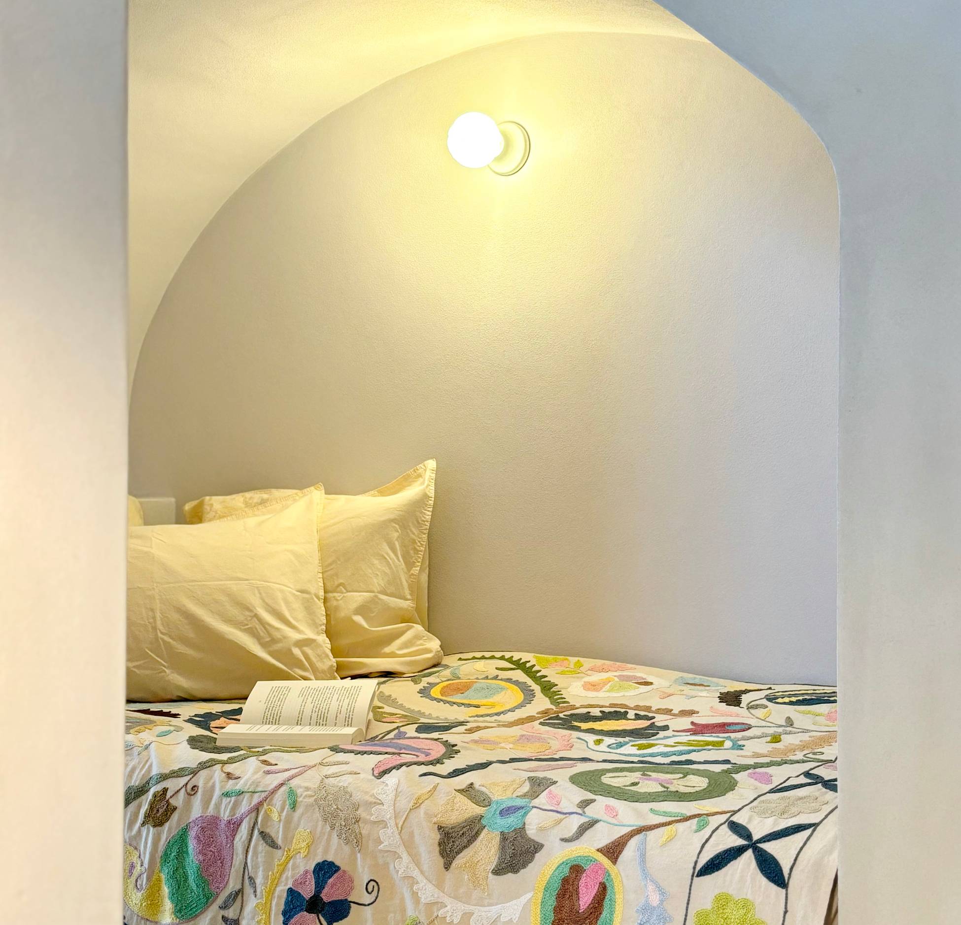 chambre dans alcôve maçonnée décoration pastel maison rénovée Portugal “Casinha Bloom” chambre dans alcôve maçonnée décoration pastel maison rénovée Portugal “Casinha Bloom”