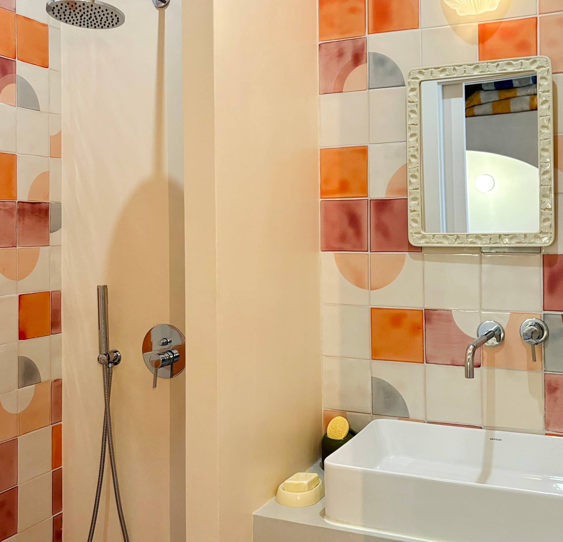 salle de bain tons orangés maison rénovée Portugal “Casinha Bloom” salle de bain tons orangés maison rénovée Portugal “Casinha Bloom”