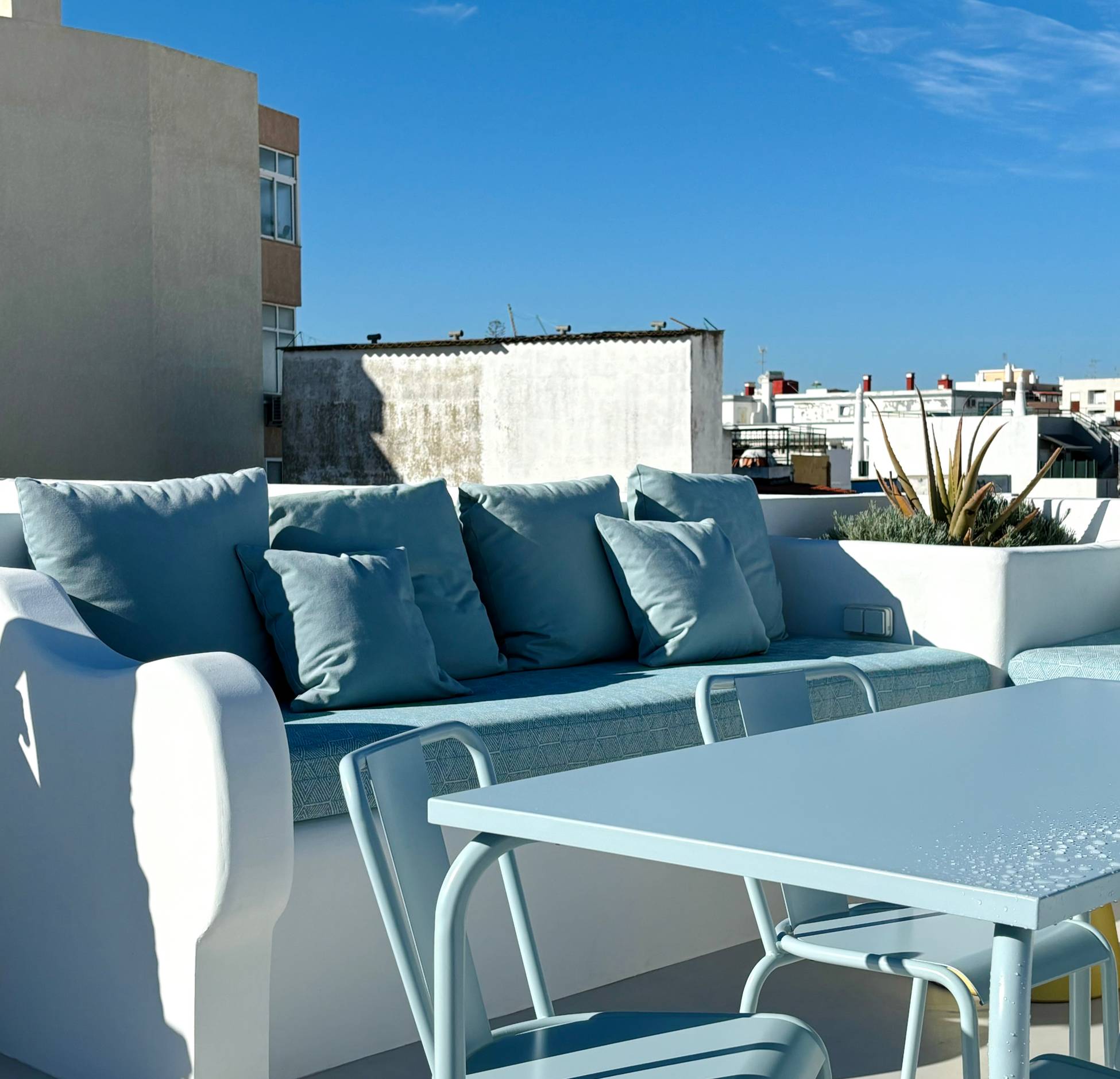 terrasse décoration colorée maison rénovée Portugal “Casinha Bloom” terrasse décoration colorée maison rénovée Portugal “Casinha Bloom”