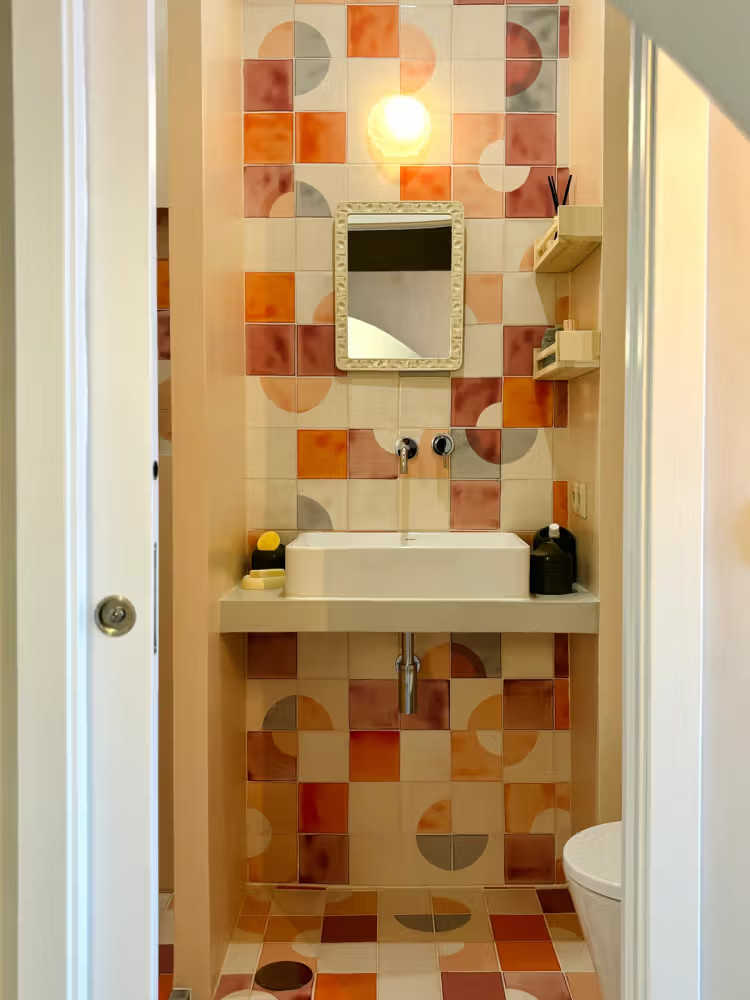 salle de bain tons orangés maison rénovée Portugal “Casinha Bloom” salle de bain tons orangés maison rénovée Portugal “Casinha Bloom”