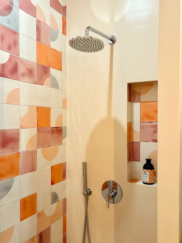 salle de bain tons orangés maison rénovée Portugal “Casinha Bloom” salle de bain tons orangés maison rénovée Portugal “Casinha Bloom”