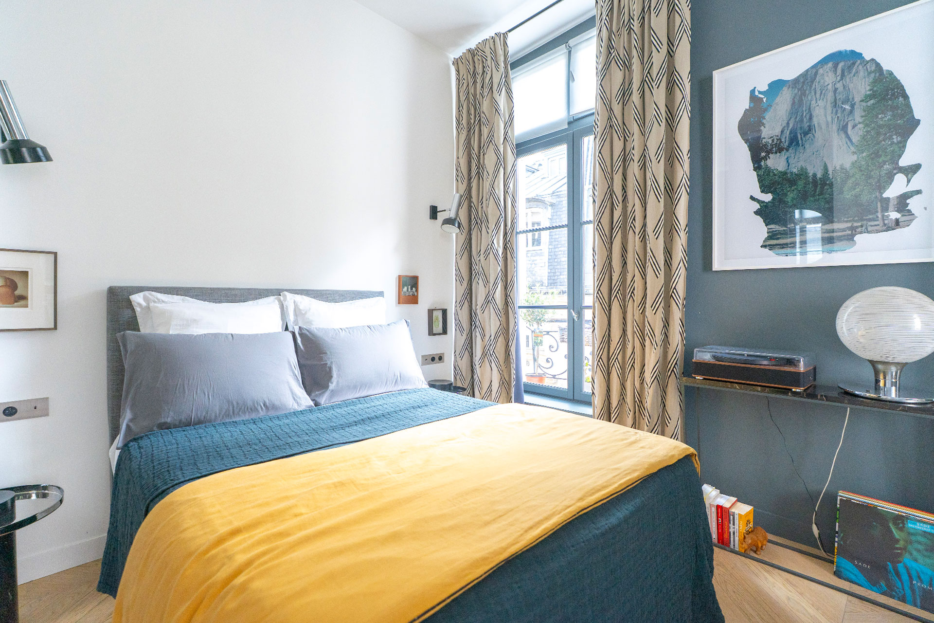 chambre bleue blanche et jaune petit appartement Paris décoration contemporaine chambre bleue blanche et jaune petit appartement Paris décoration contemporaine