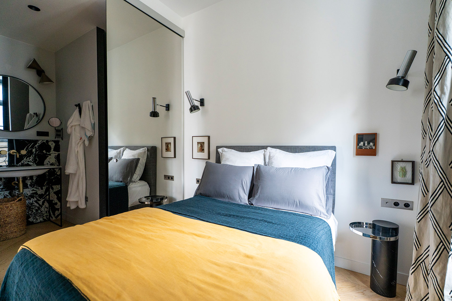 chambre bleue blanche et jaune petit appartement Paris décoration contemporaine chambre bleue blanche et jaune petit appartement Paris décoration contemporaine
