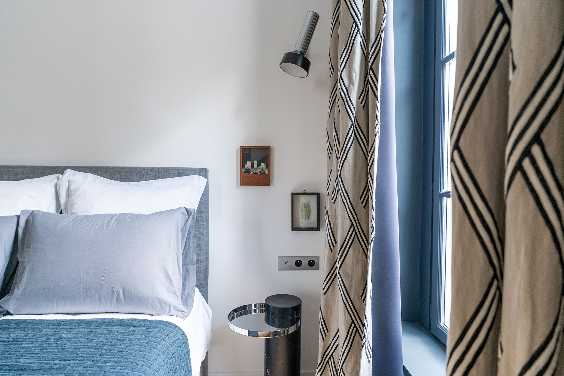 chambre bleue et blanche petit appartement Paris décoration contemporaine chambre bleue et blanche petit appartement Paris décoration contemporaine