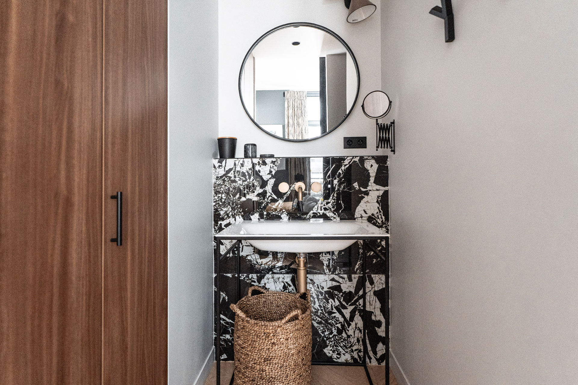 salle de bain marbre noir petit appartement Paris décoration contemporaine salle de bain marbre noir petit appartement Paris décoration contemporaine