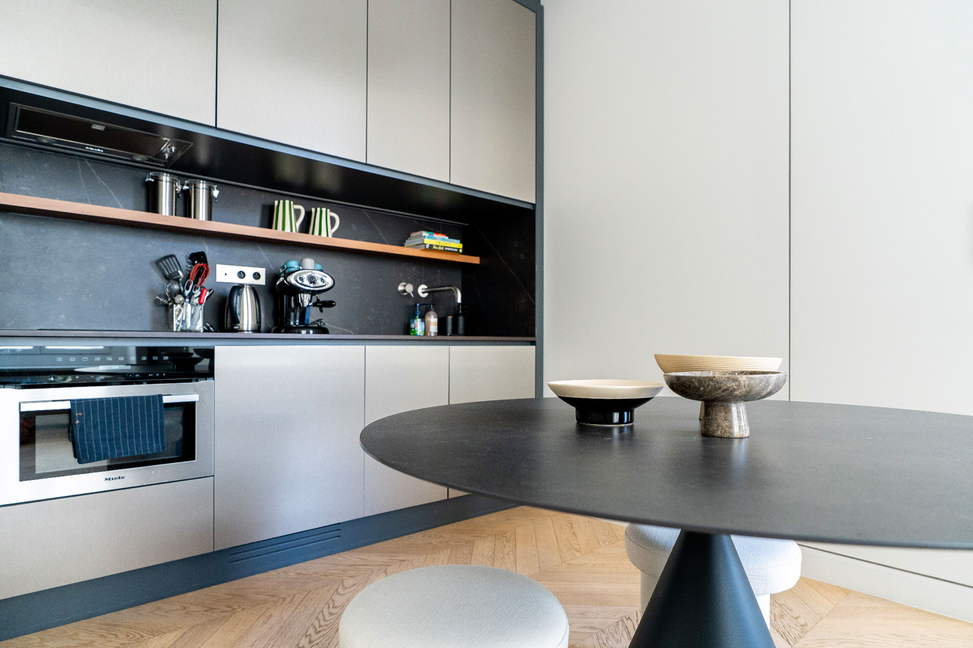 cuisine ouverte et salle à manger petit appartement Paris décoration contemporaine cuisine ouverte et salle à manger petit appartement Paris décoration contemporaine