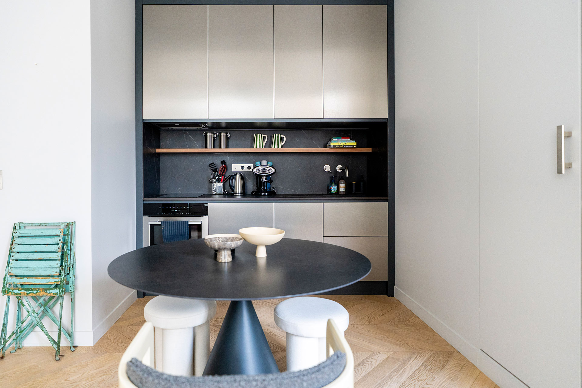 cuisine ouverte et salle à manger petit appartement Paris décoration contemporaine cuisine ouverte et salle à manger petit appartement Paris décoration contemporaine