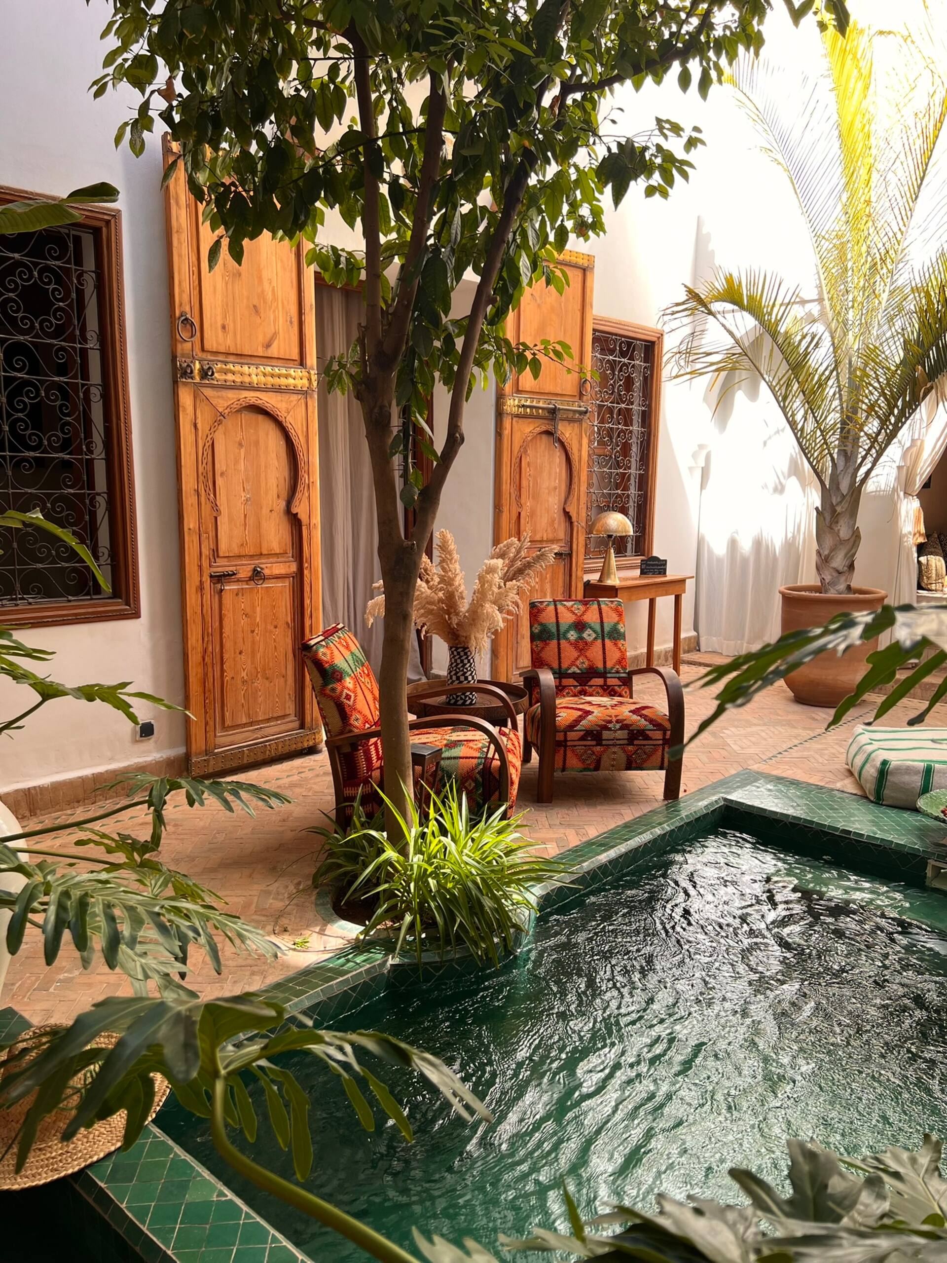 patio avec bassin zelliges vertes Riad Sadaka Marrakech décoration marocaine