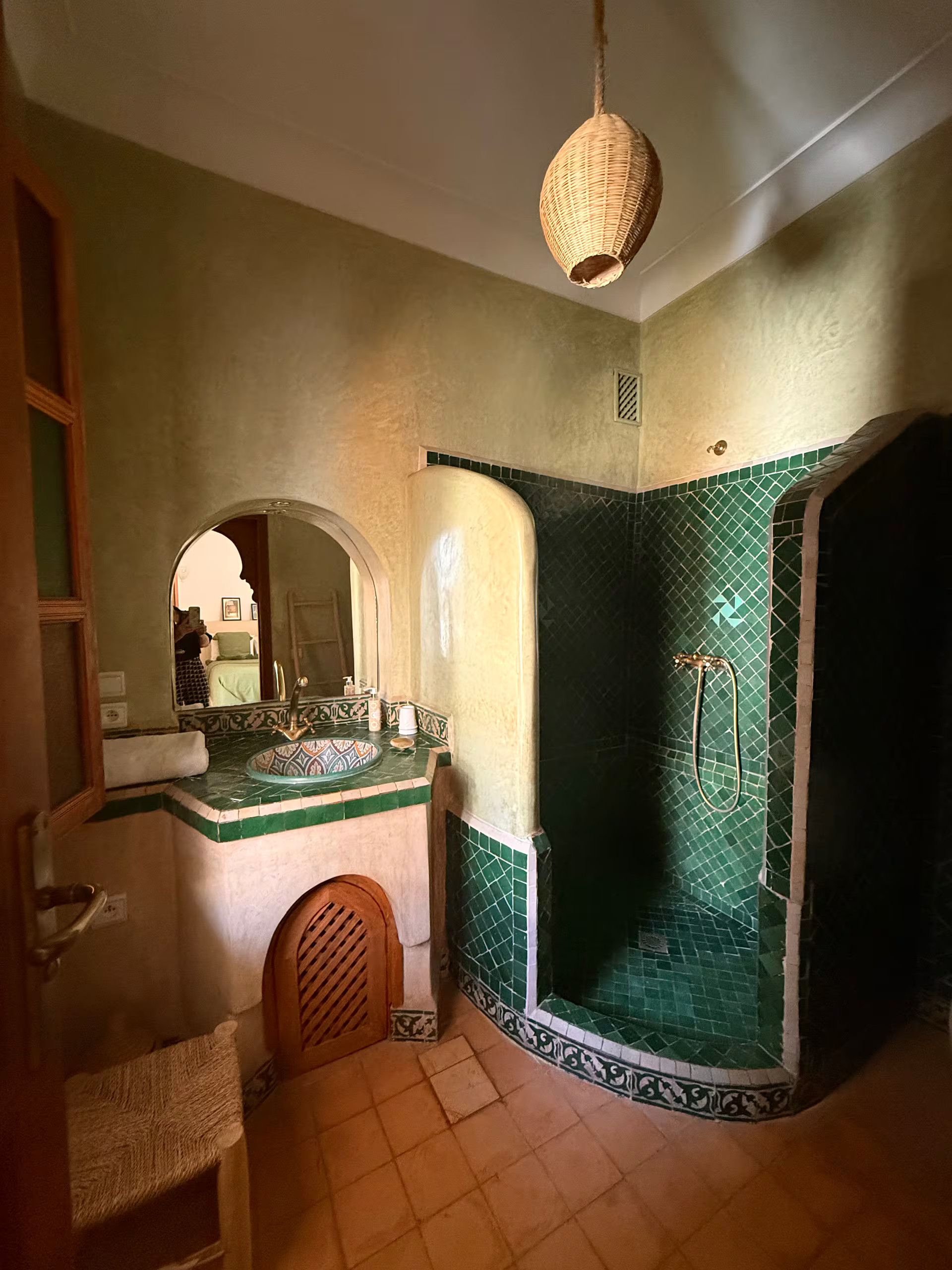 salle de bain zelliges vertes Riad Sadaka Marrakech décoration marocaine