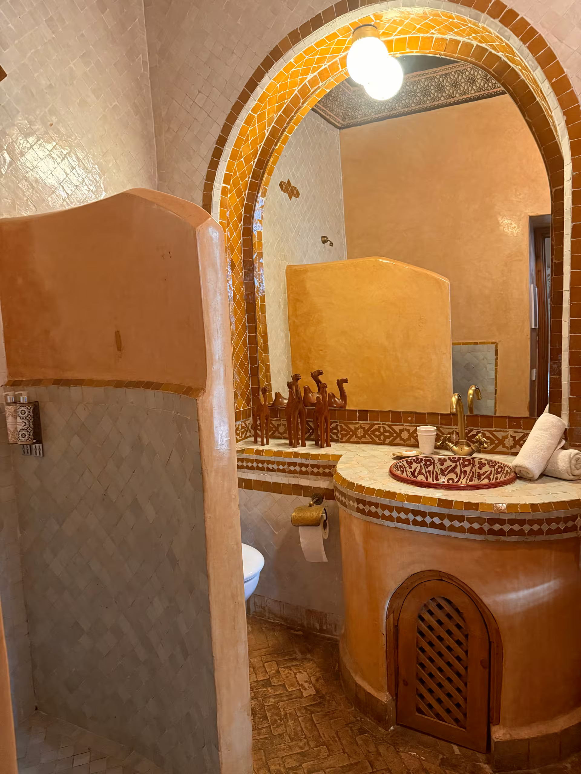 salle de bain zelliges jaunes Riad Sadaka Marrakech décoration marocaine