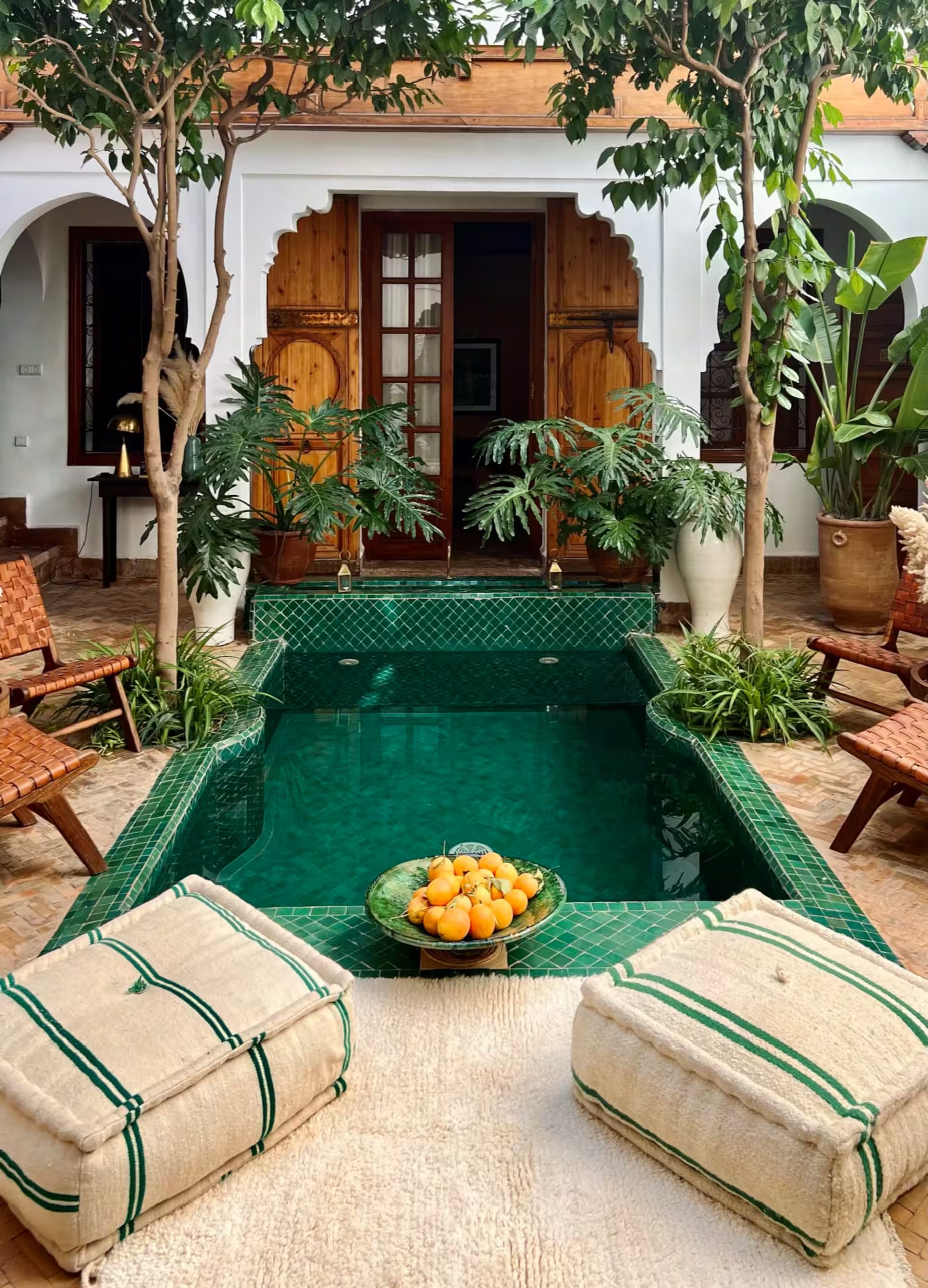 patio avec bassin zelliges vertes Riad Sadaka Marrakech décoration marocaine