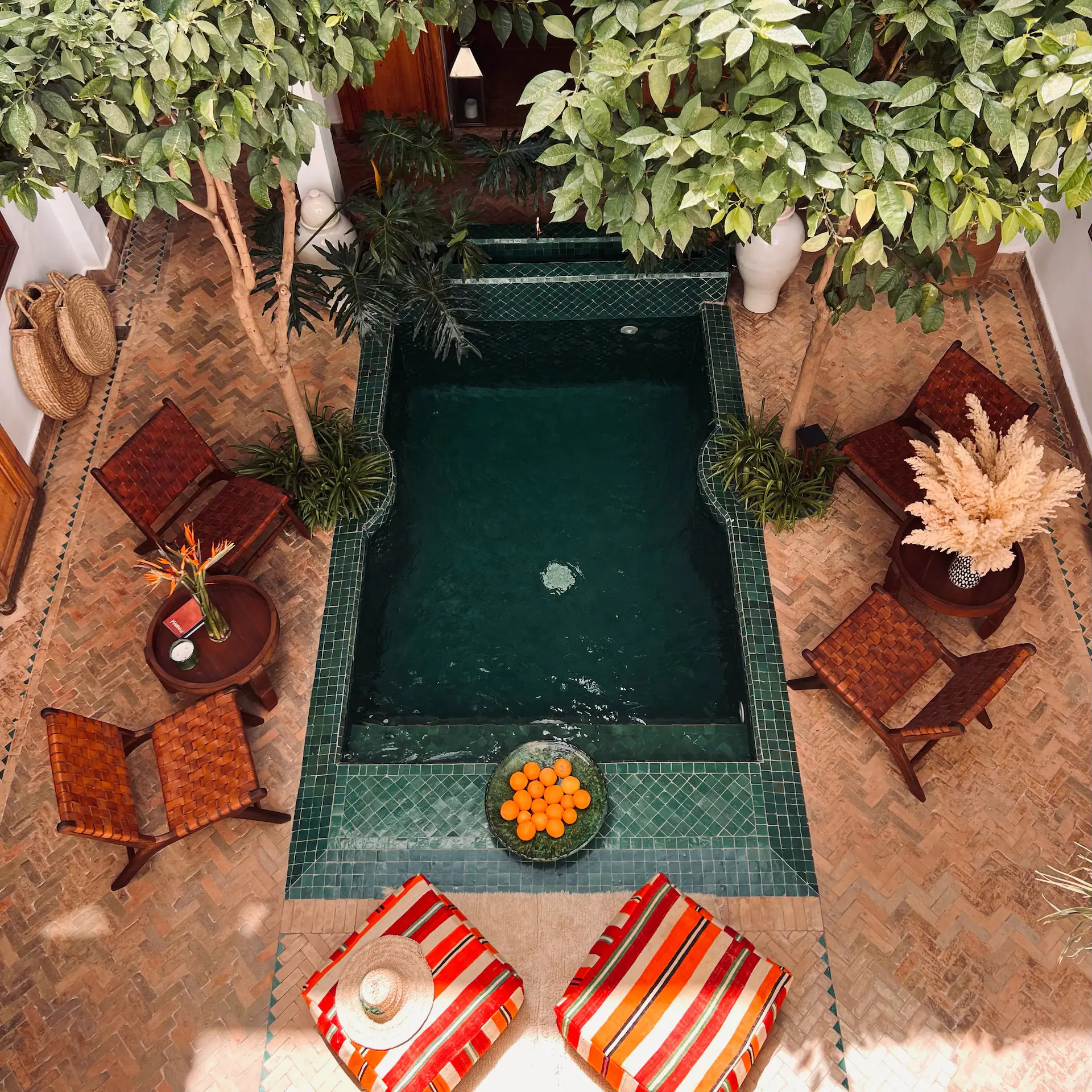 patio avec bassin zelliges vertes Riad Sadaka Marrakech décoration marocaine