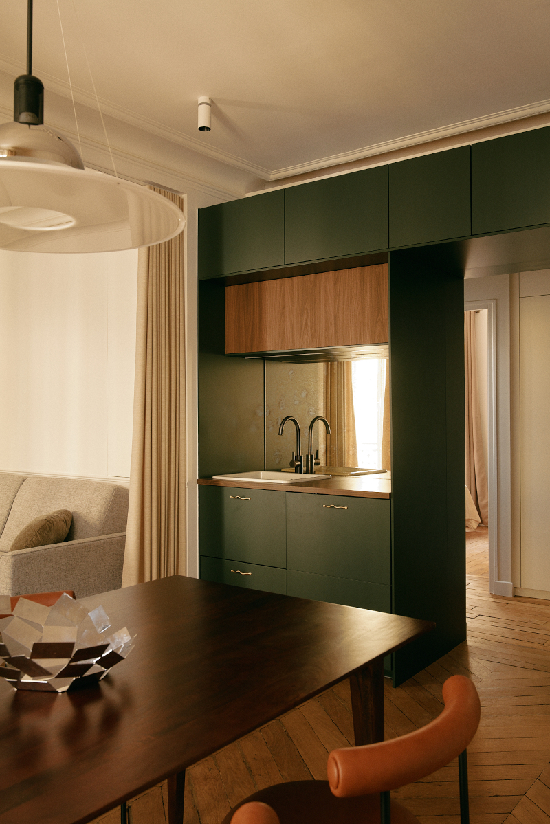 cuisine verte et salle à manger décoration contemporaine appartement haussmannien Paris 50m2 Photo : © Oracle Paris cuisine verte et salle à manger décoration contemporaine appartement haussmannien Paris 50m2 Photo : © Oracle Paris