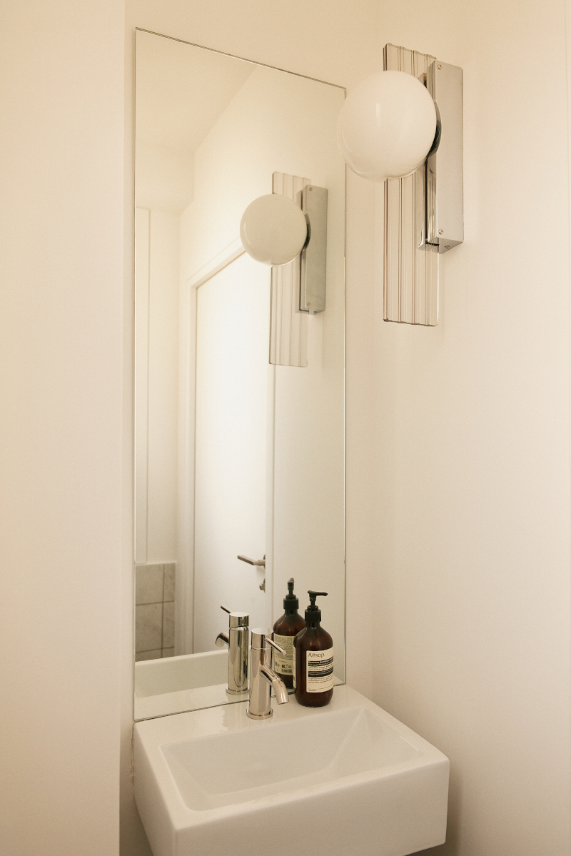 salle de bain décoration contemporaine appartement haussmannien Paris 50m2 Photo : © Oracle Paris salle de bain décoration contemporaine appartement haussmannien Paris 50m2 Photo : © Oracle Paris