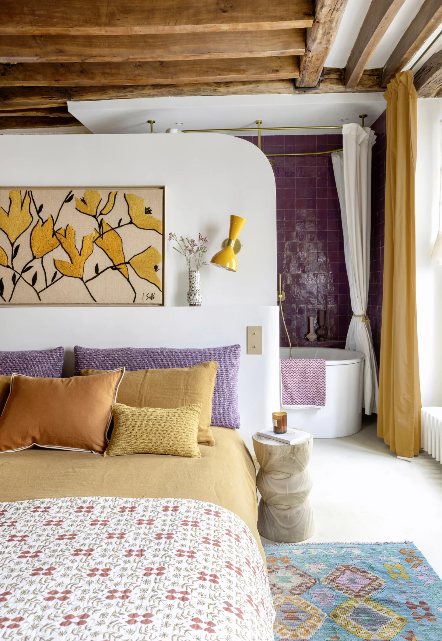 chambre avec poutres décoration contemporaine colorée appartement 50m2 Paris chambre avec poutres décoration contemporaine colorée appartement 50m2 Paris
