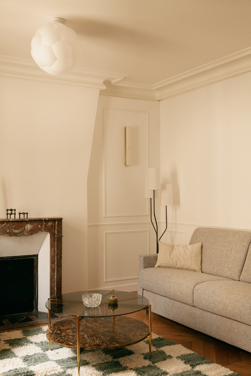salon avec cheminée décoration contemporaine appartement haussmannien Paris 50m2 Photo : © Oracle Paris salon avec cheminée décoration contemporaine appartement haussmannien Paris 50m2 Photo : © Oracle Paris