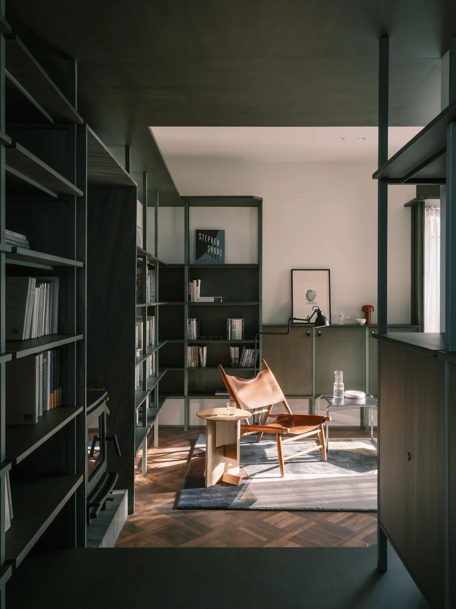 salon décoration contemporaine avec bibliothèque sur mesure appartemement 45m2 Shanghai