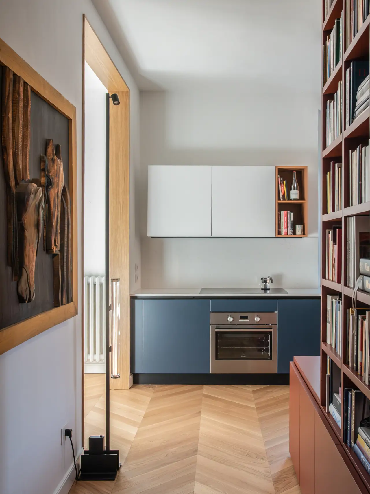 cuisine bleue et design dans un appartement ancien rénové en Italie décoration contemporaine cuisine bleue et design dans un appartement ancien rénové en Italie décoration contemporaine