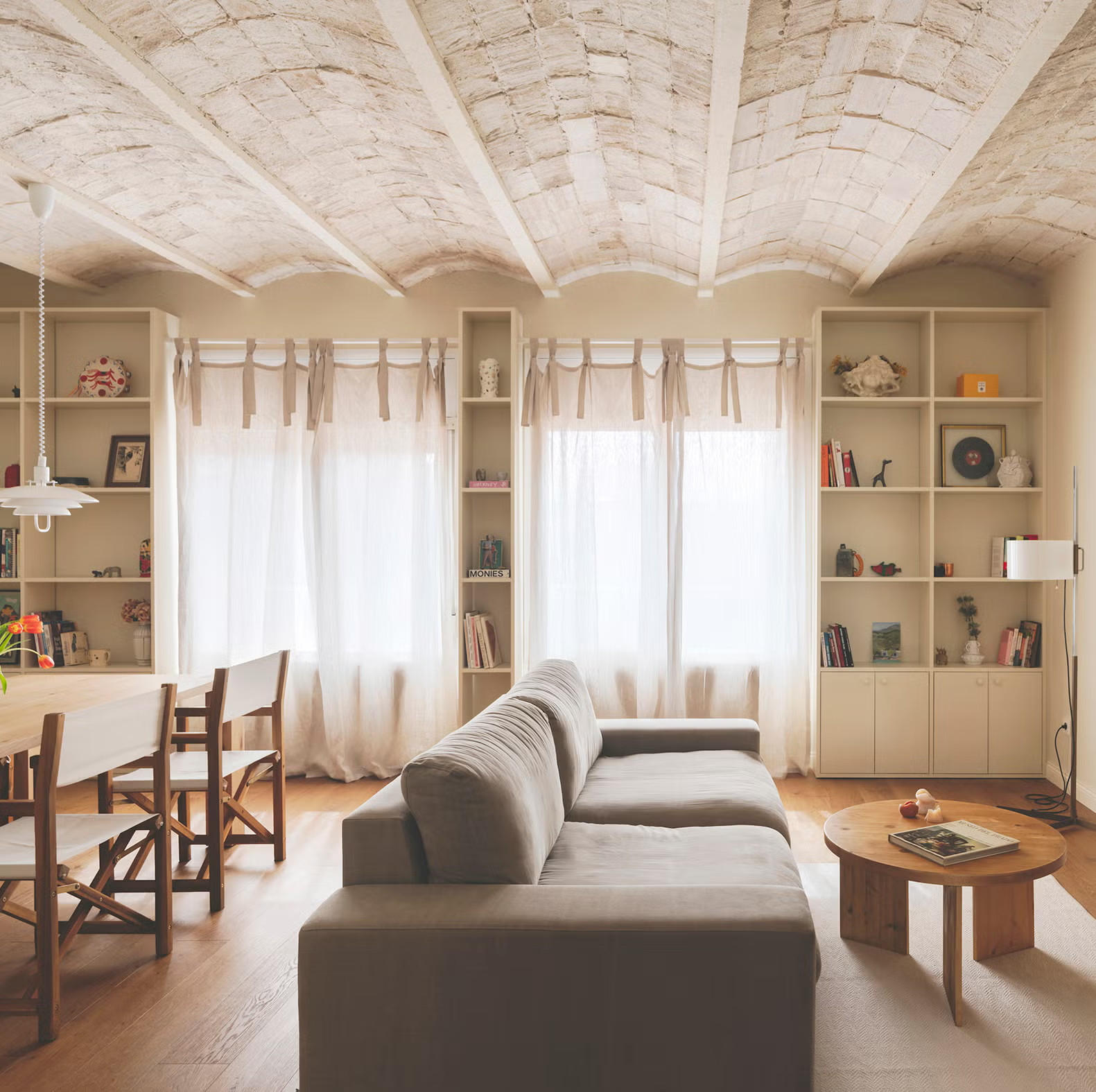 salon avec plafond catalan décoration contemporaine appartement rénové Barcelone