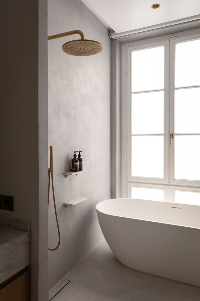 salle de bain enduit béton clair appartement Paris décoration contemporaine par Elodie Sierocki photo : © bcdf studio