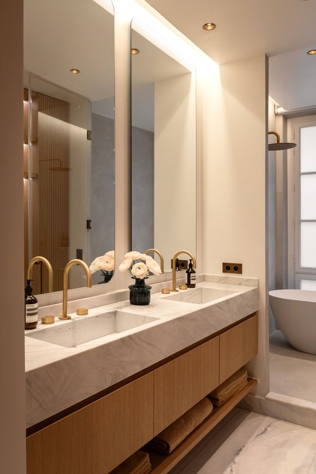 salle de bain marbre et bois appartement Paris décoration contemporaine par Elodie Sierocki photo : © bcdf studio