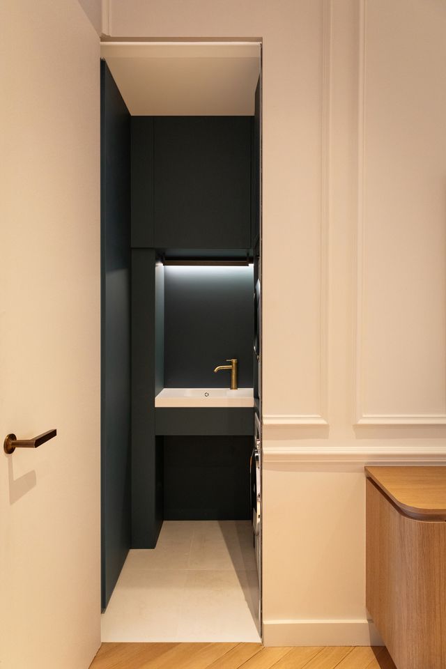 salle de bain noire appartement Paris décoration contemporaine par Elodie Sierocki photo : © bcdf studio