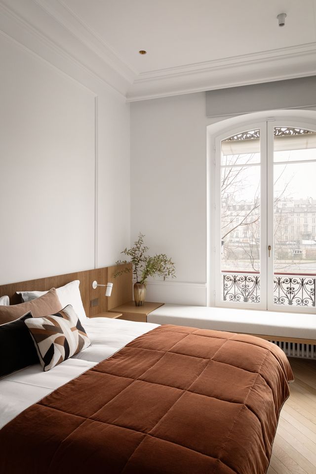 chambre vue Seine appartement Paris décoration contemporaine par Elodie Sierocki photo : © bcdf studio